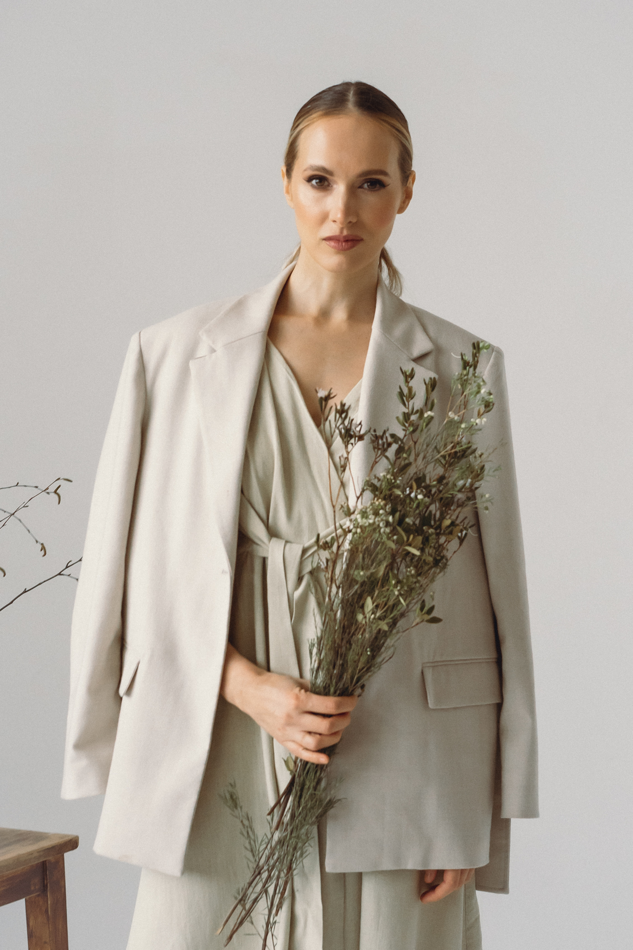 Стильная фотография девушки с цветами