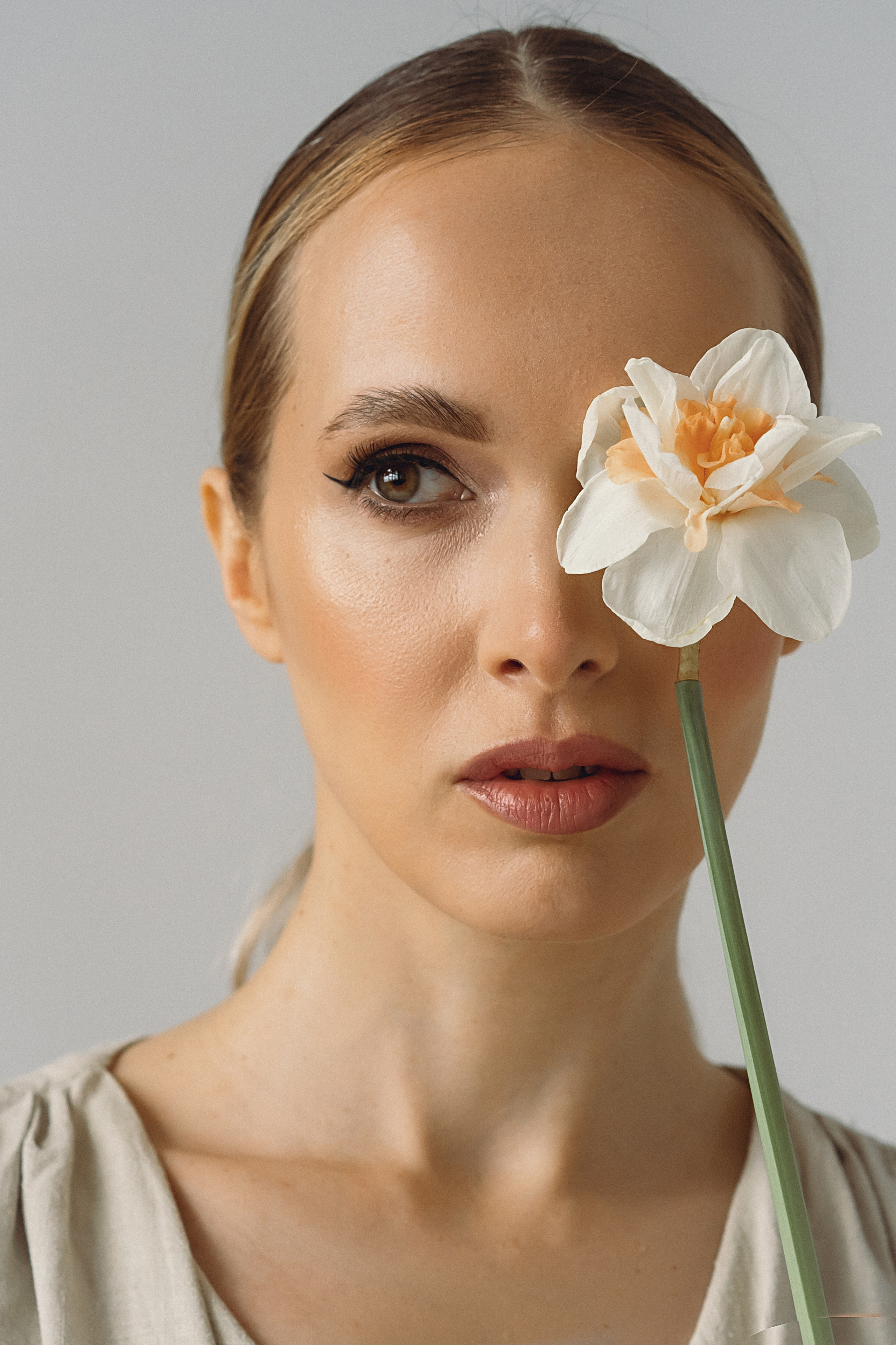 Красивый портрет девушки с нарциссом