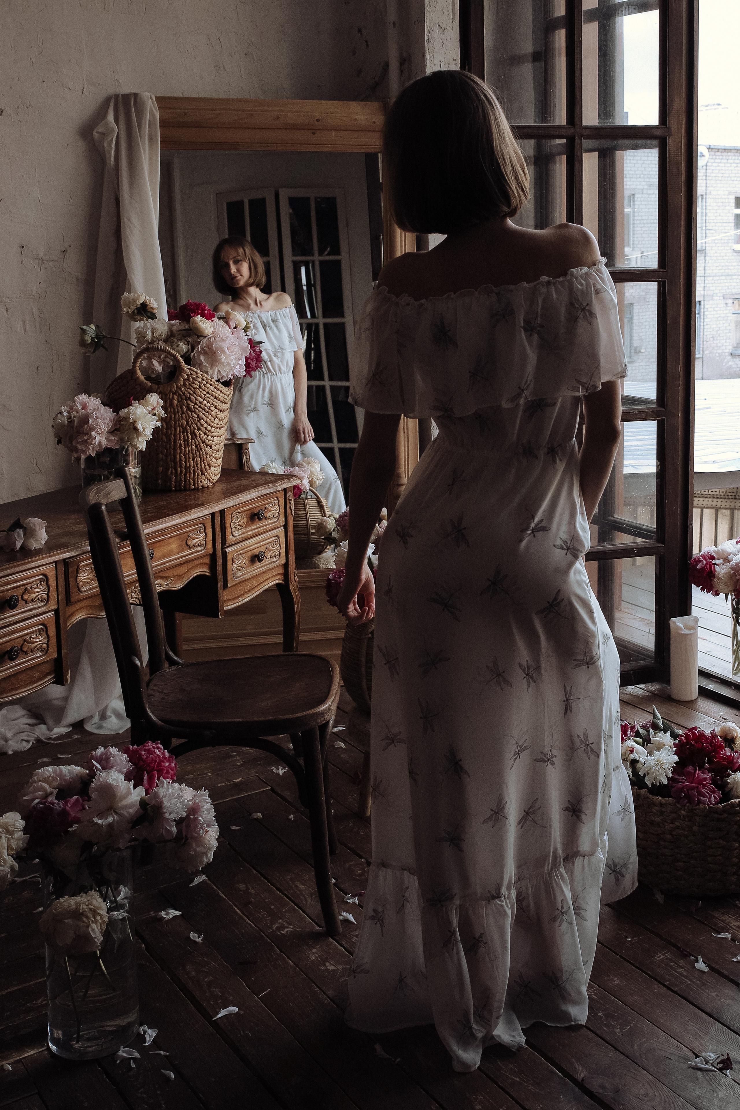 Элегантная фотография девушки с цветами