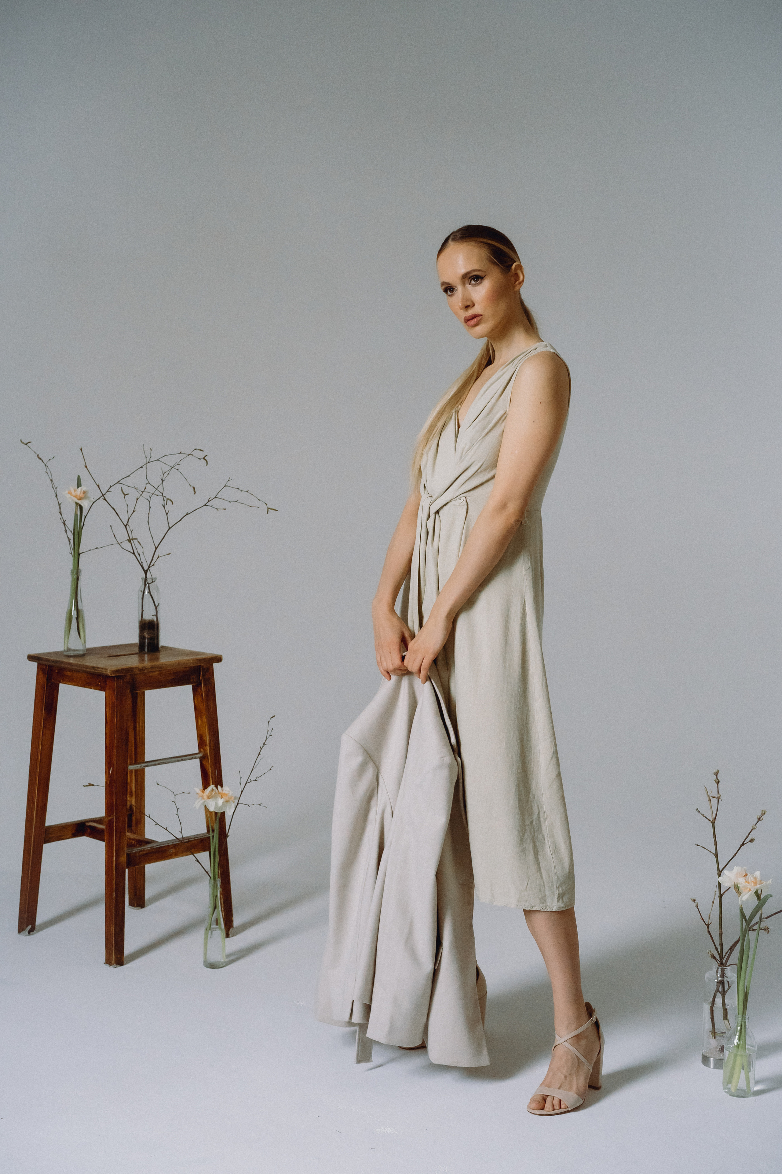 Девушка стоит среди цветов