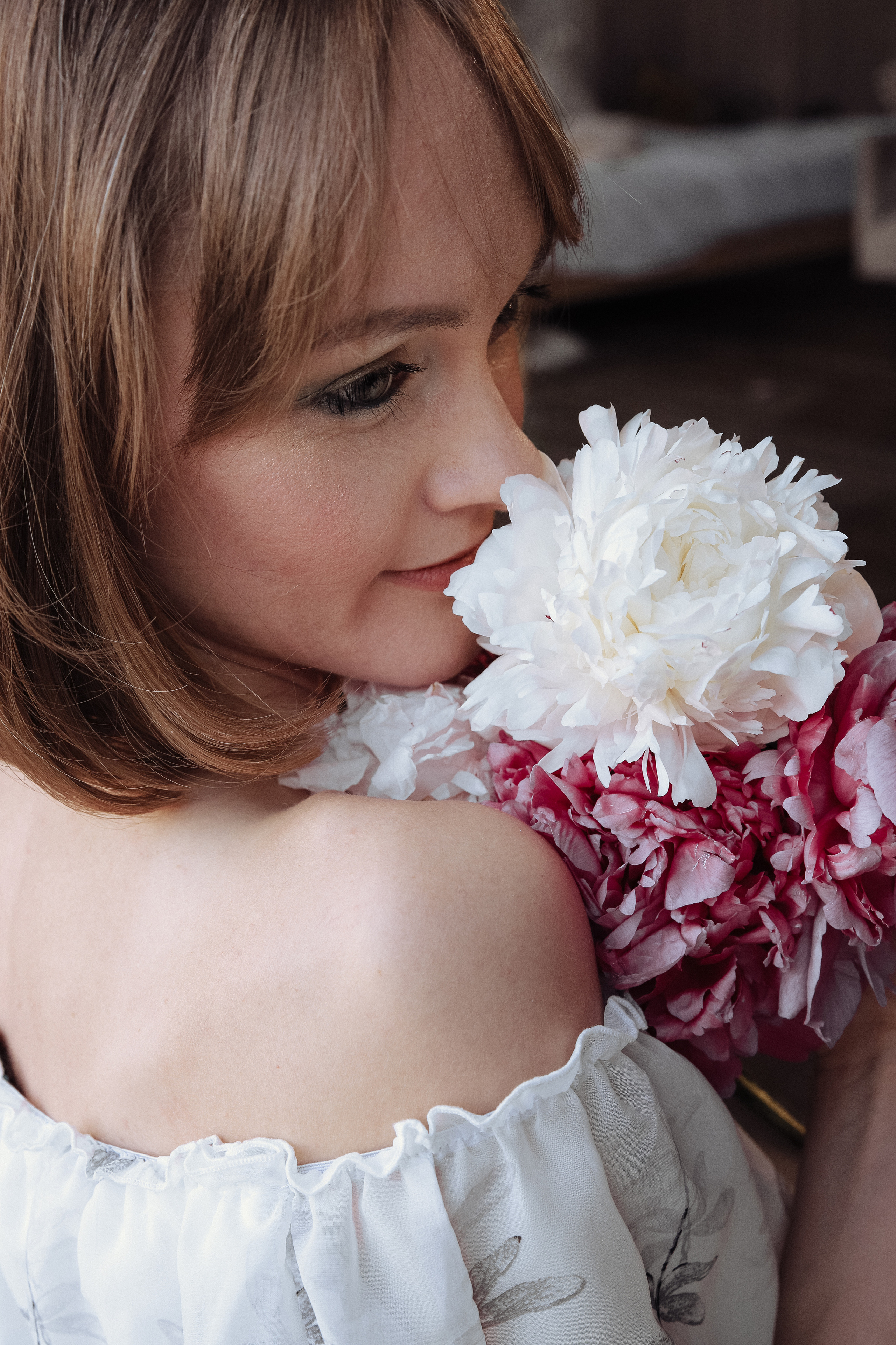 Портрет девушки с пионами