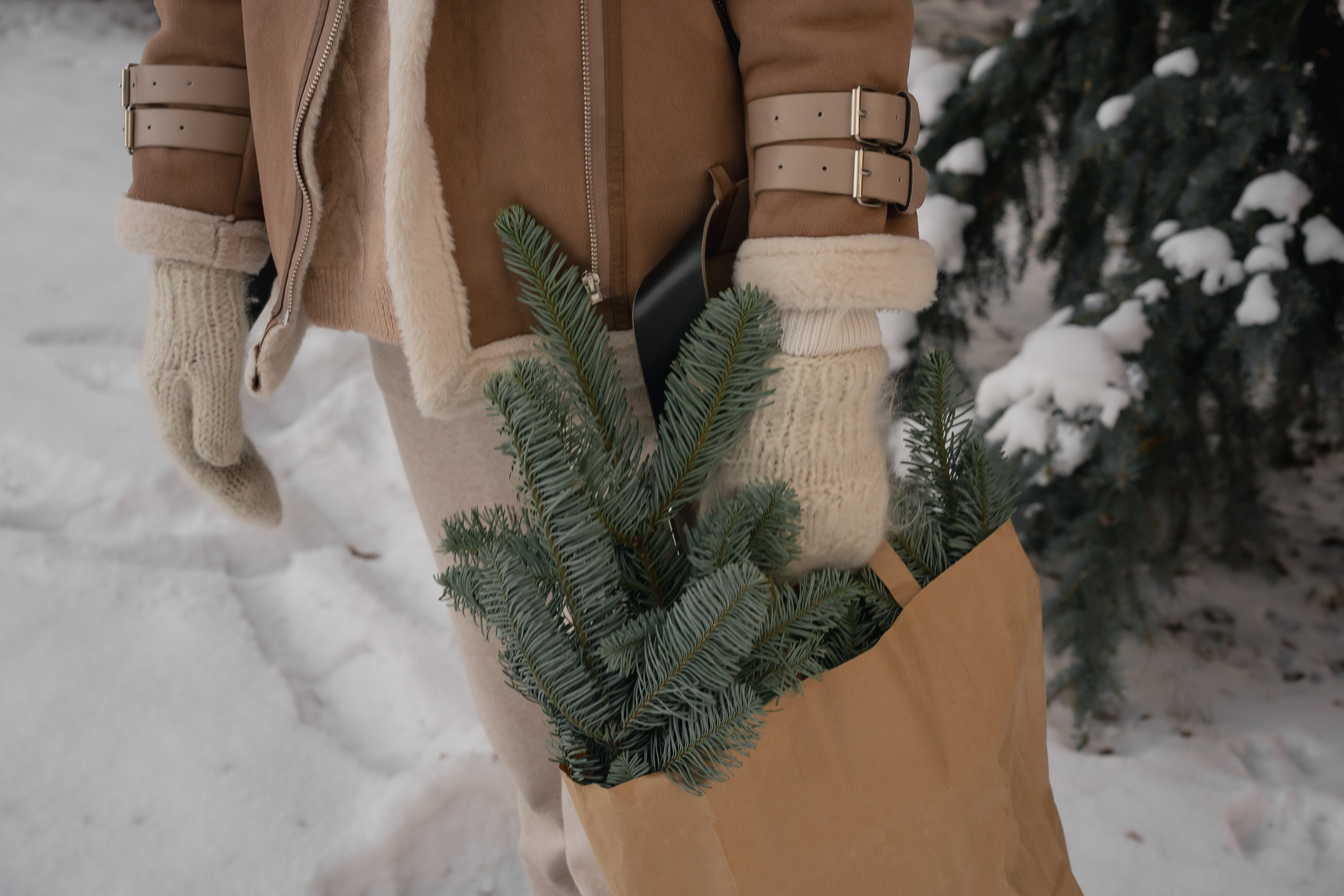 Анна и букет из еловых веток. Рыжкова Елена — контент фотограф Москва Тюмень. Стилизация съемки