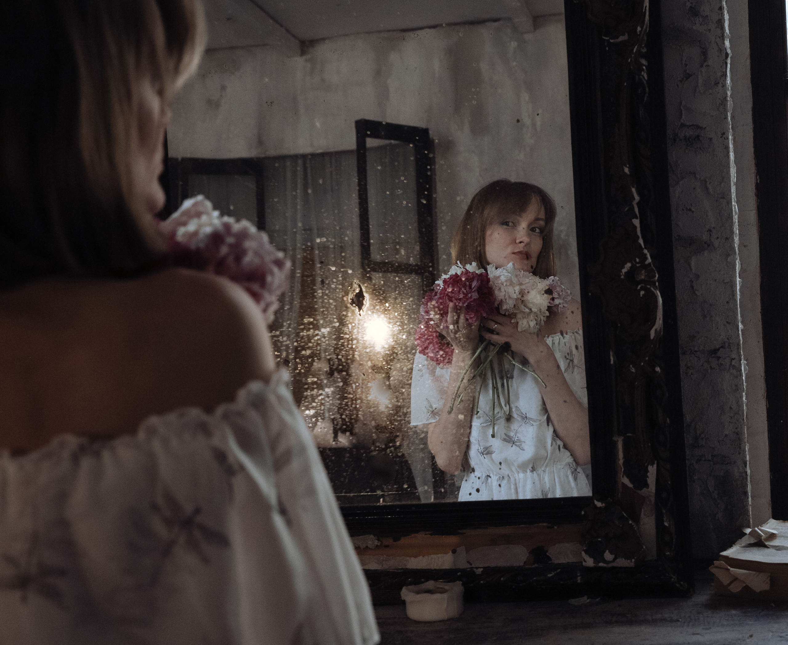 девушка с цветами в зеркале