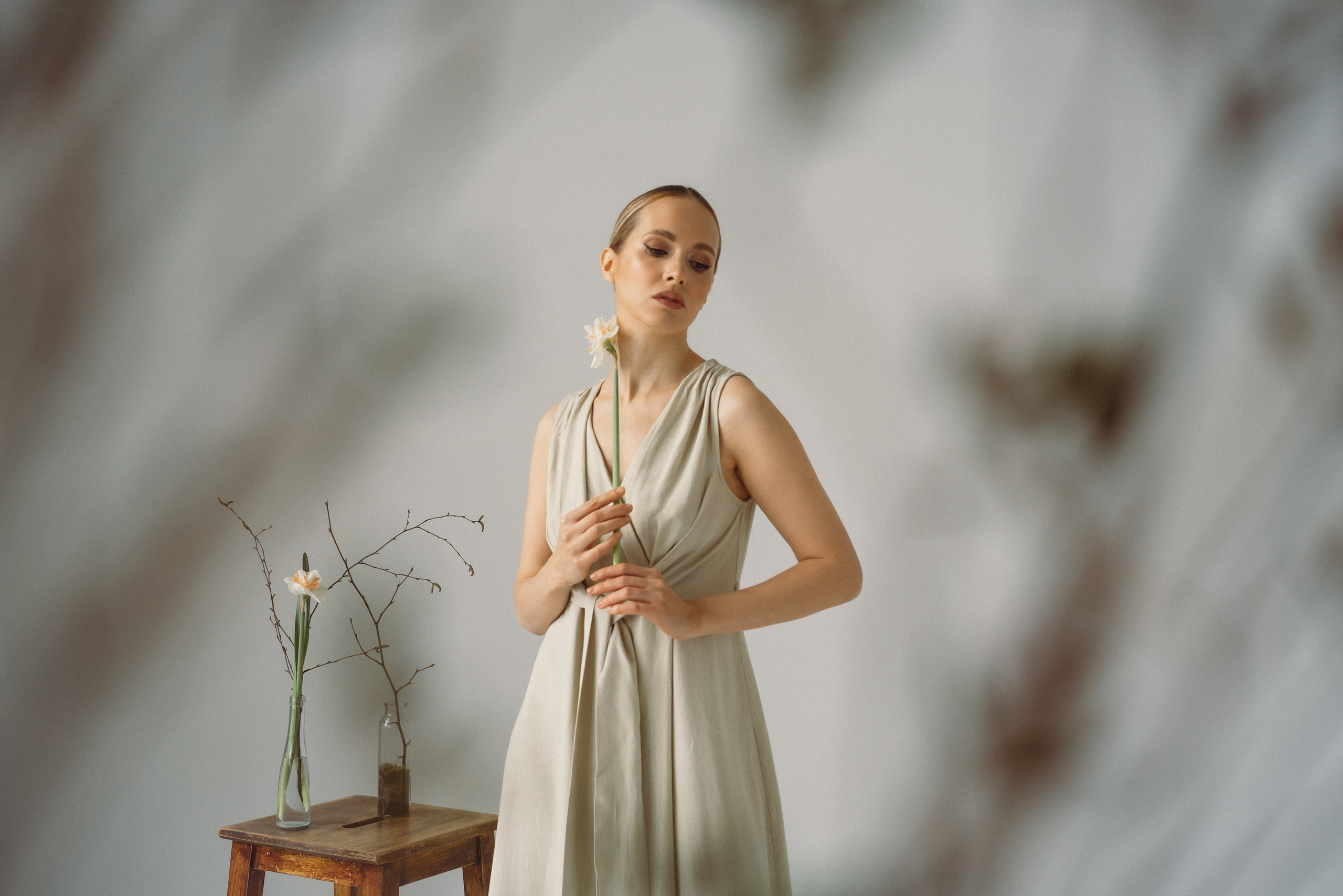 Нежная фотография девушки с нарциссом