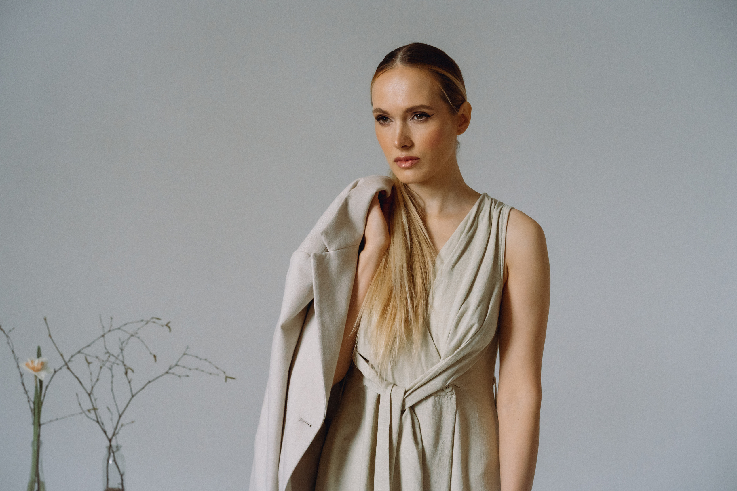 Фотосессия девушки на циклораме