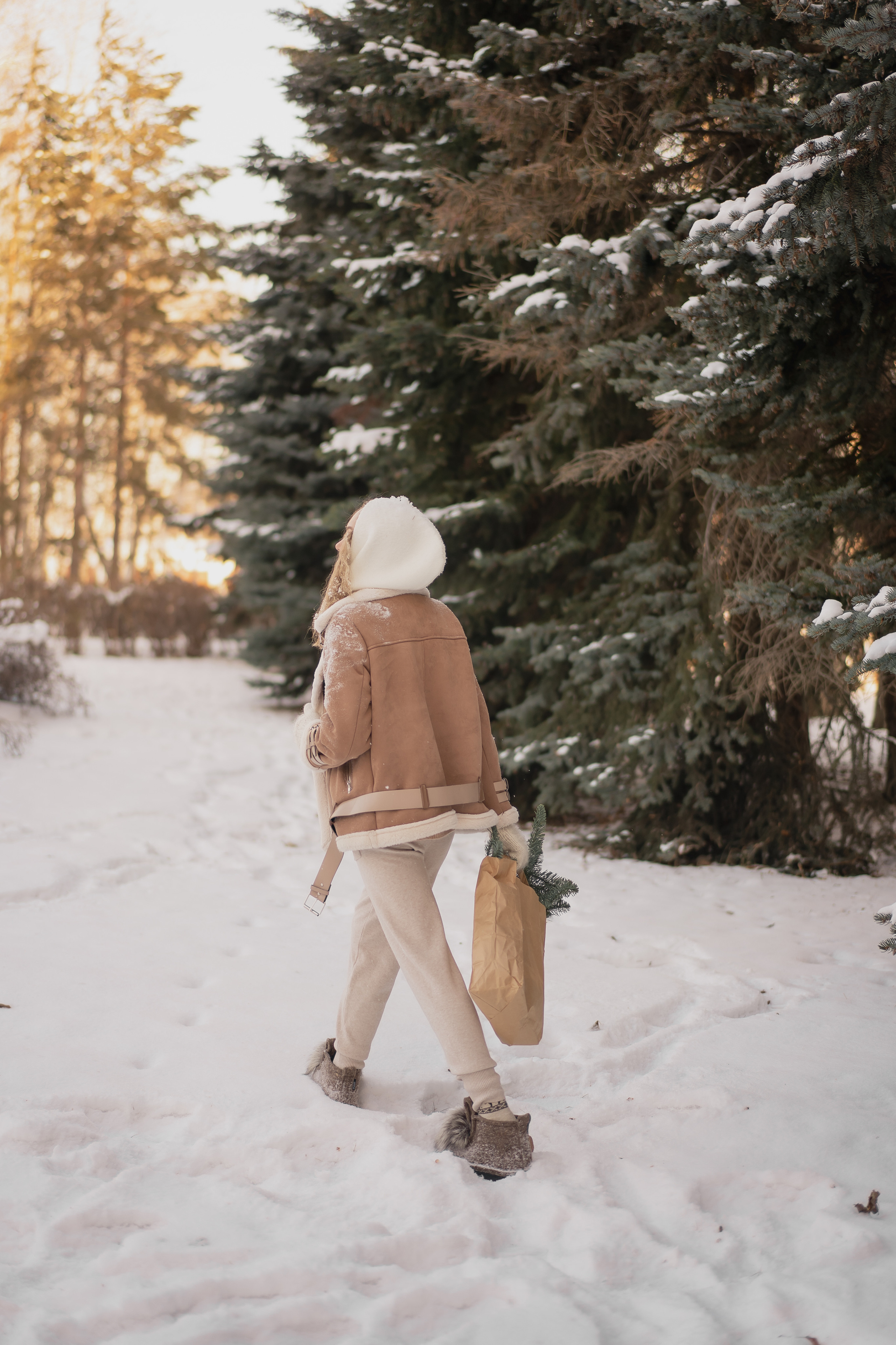 Анна и букет из еловых веток. Рыжкова Елена — контент фотограф Москва Тюмень. Стилизация съемки