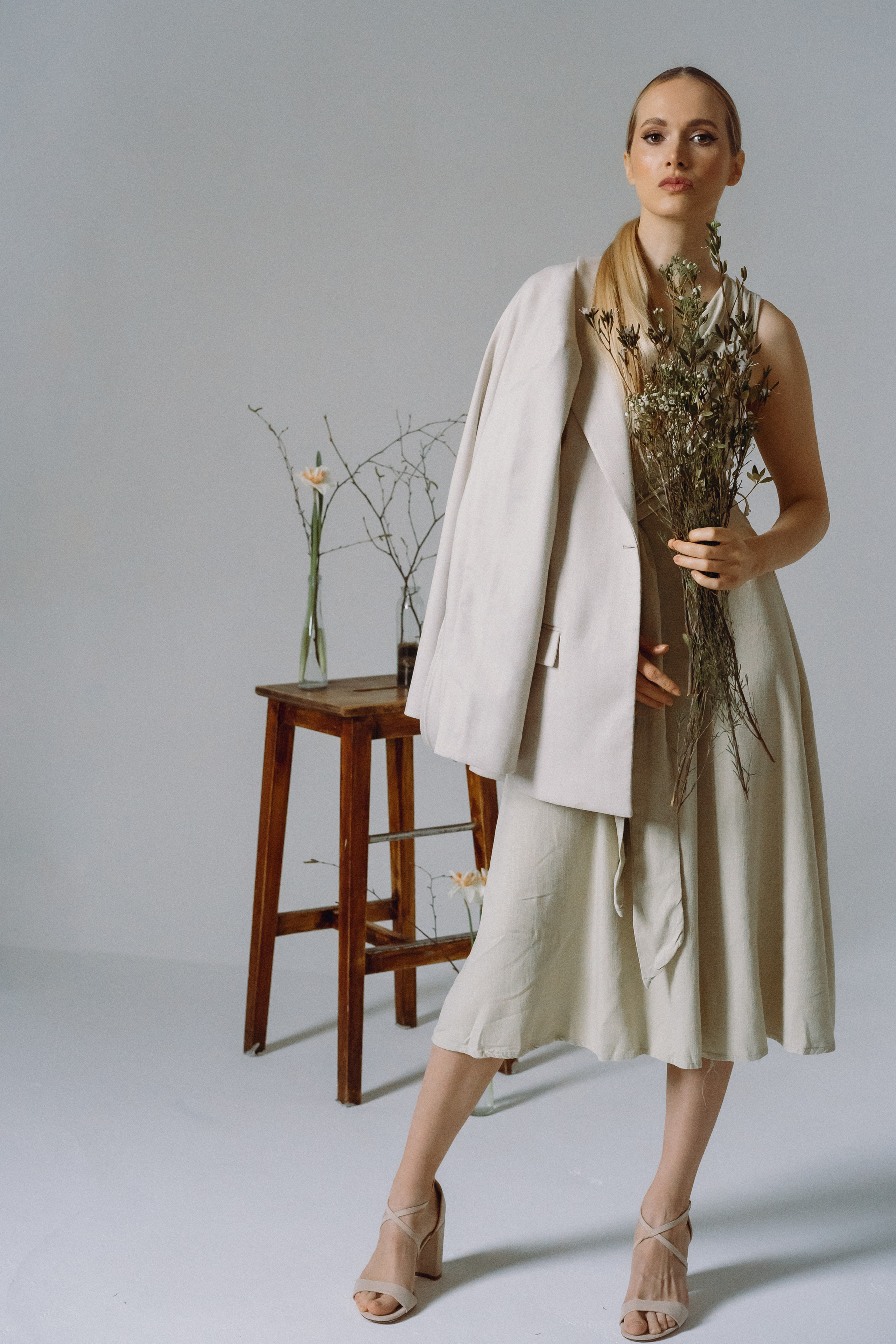 Девушка в пиджаке и с цветами