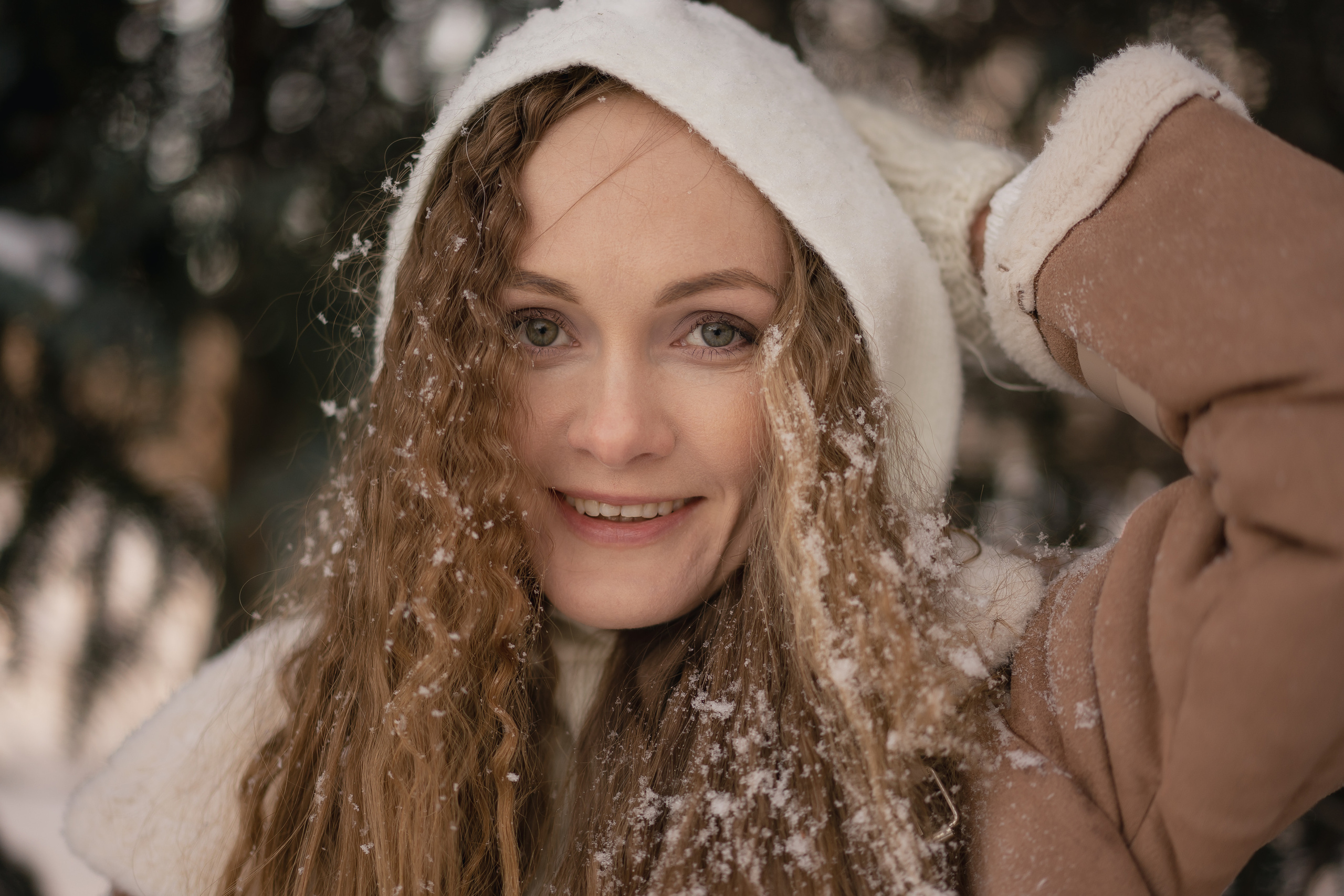 Анна и букет из еловых веток. Рыжкова Елена — контент фотограф Москва Тюмень. Стилизация съемки