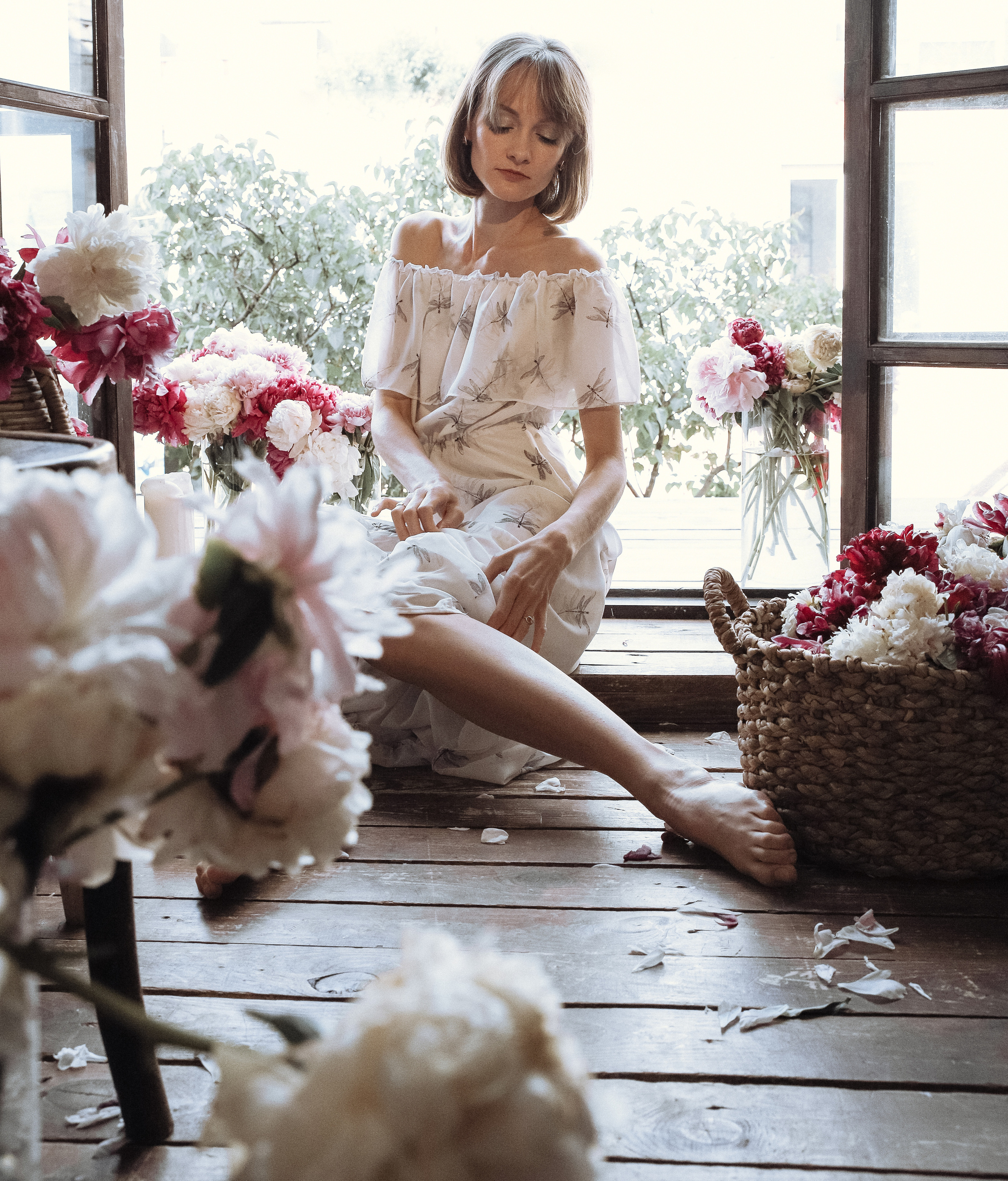 Красивая девушка с пионами