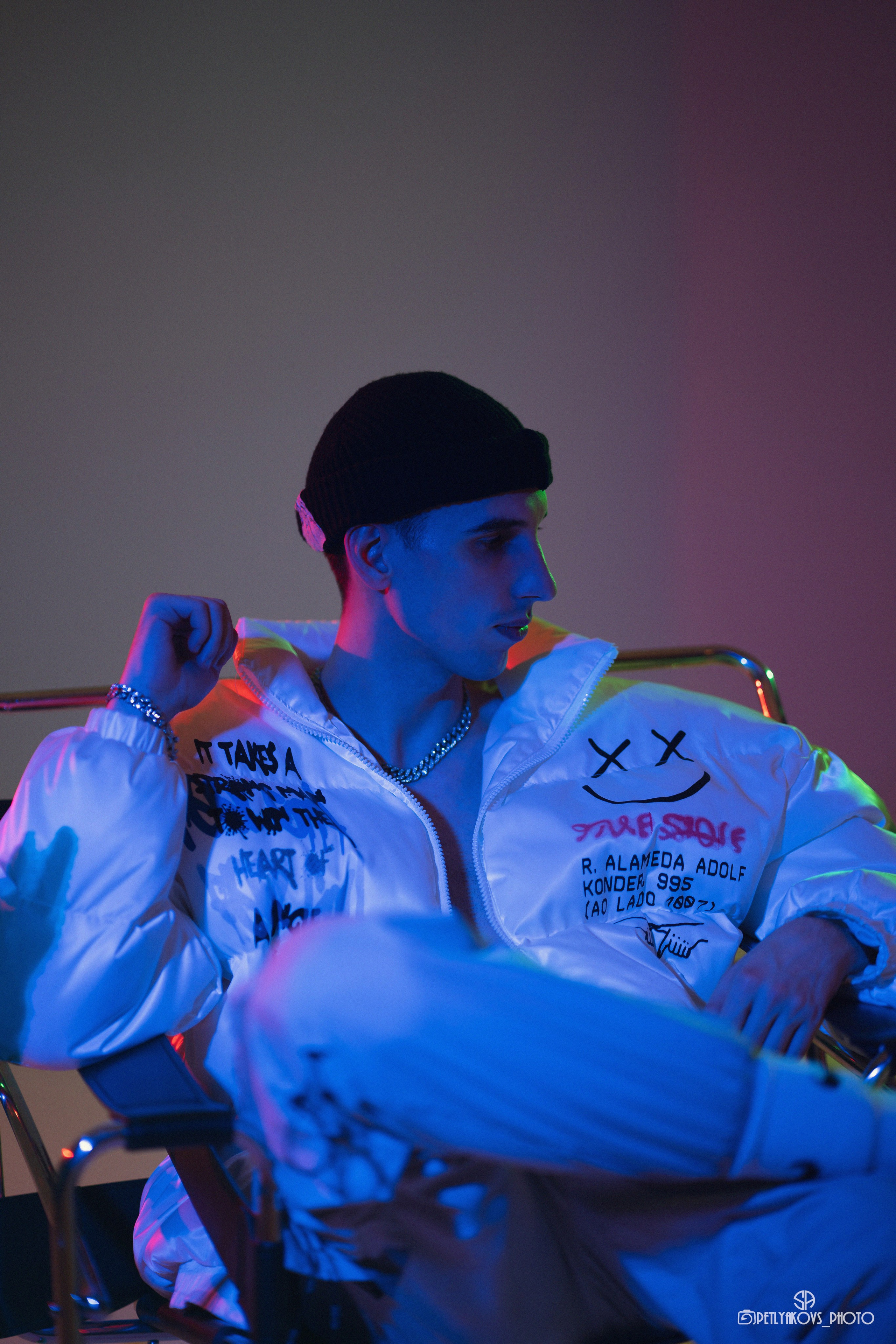 Фотосессия с цветным светом для исполнителя