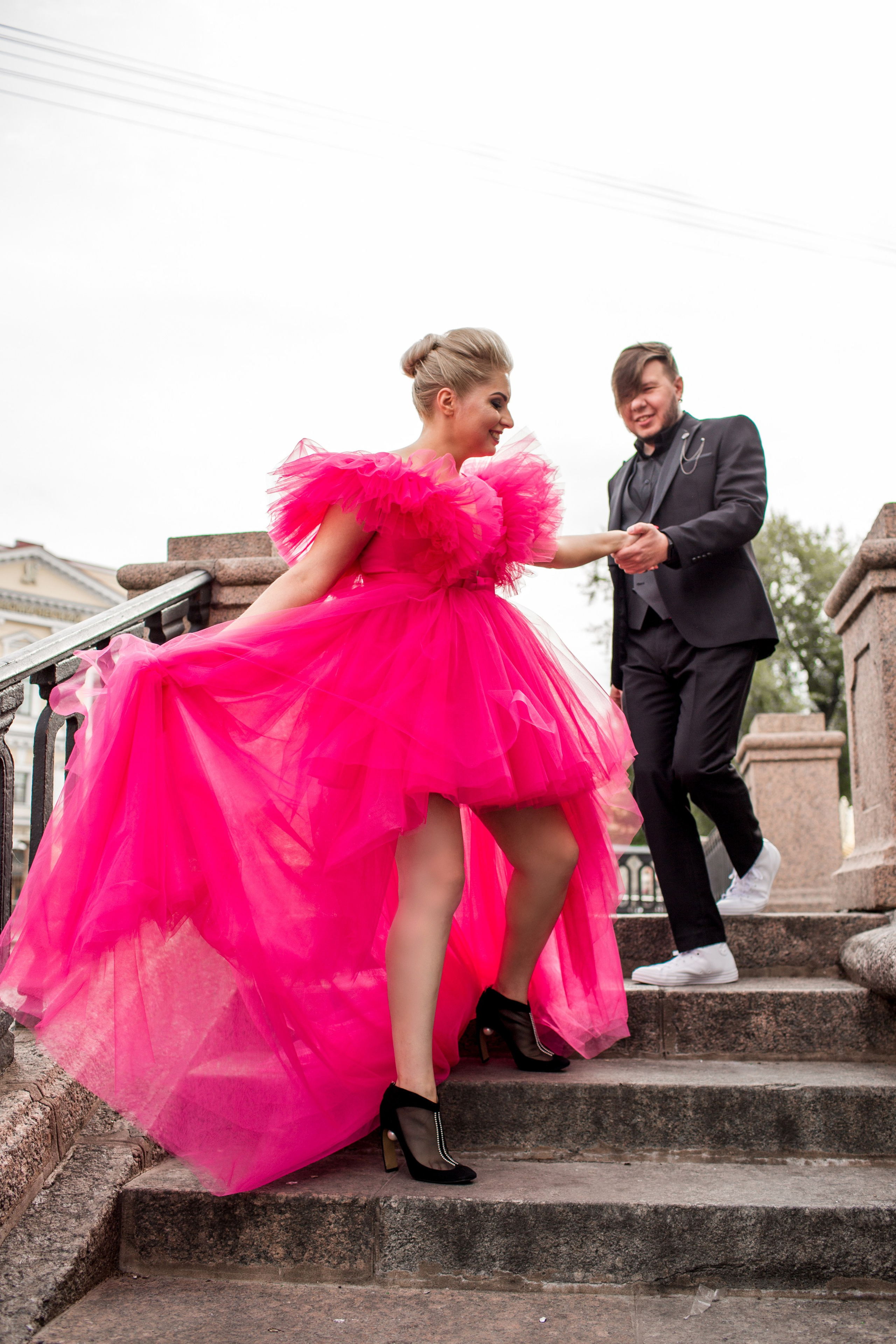 Яркая свадебная фотосессия в Петербурге с невестой в красном платье