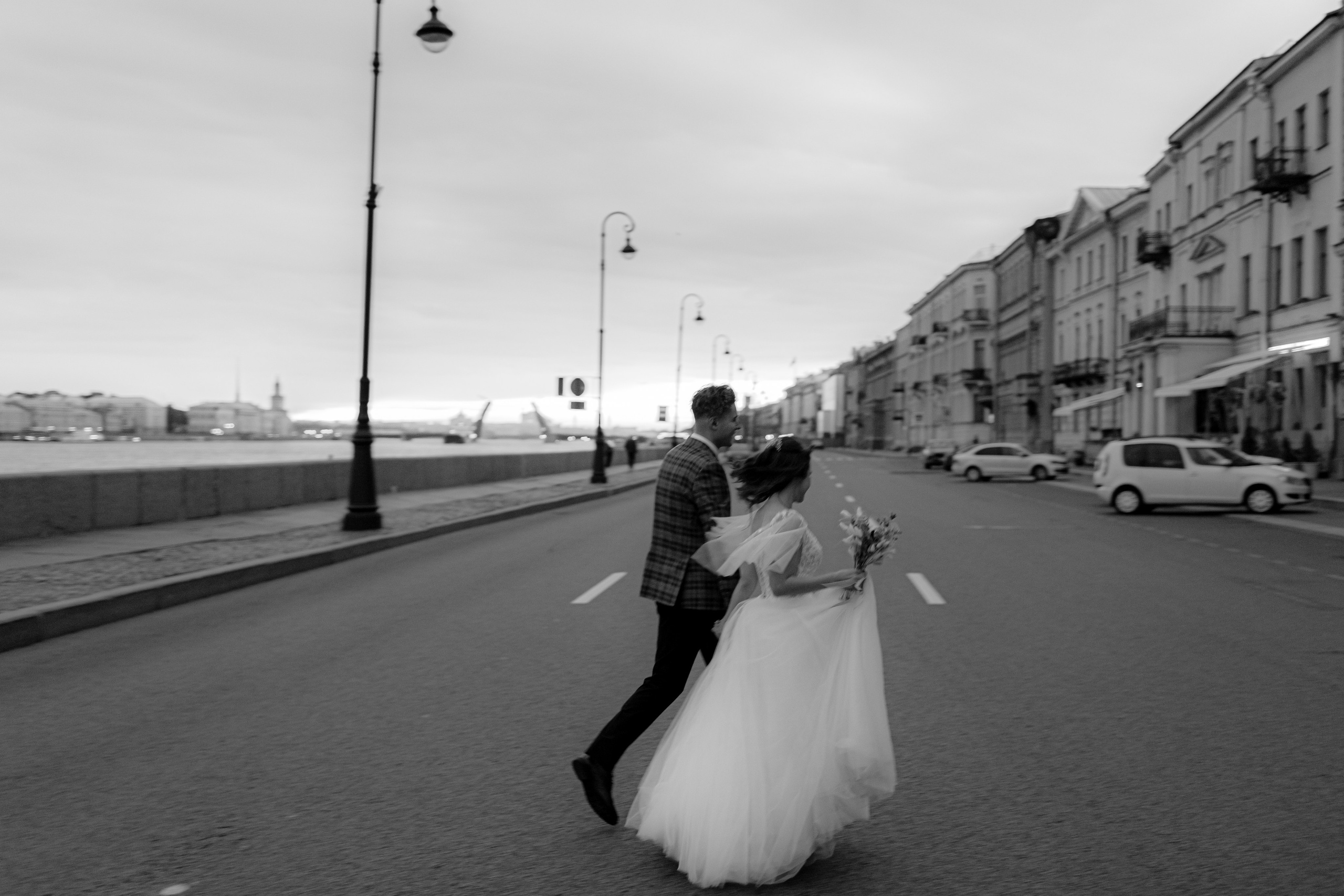 Свадебная пара на улицах Петербурга