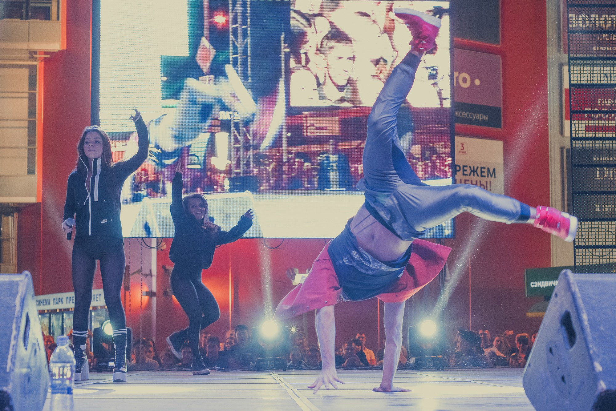 Подтанцовка на сцене во время концерта Бьянки