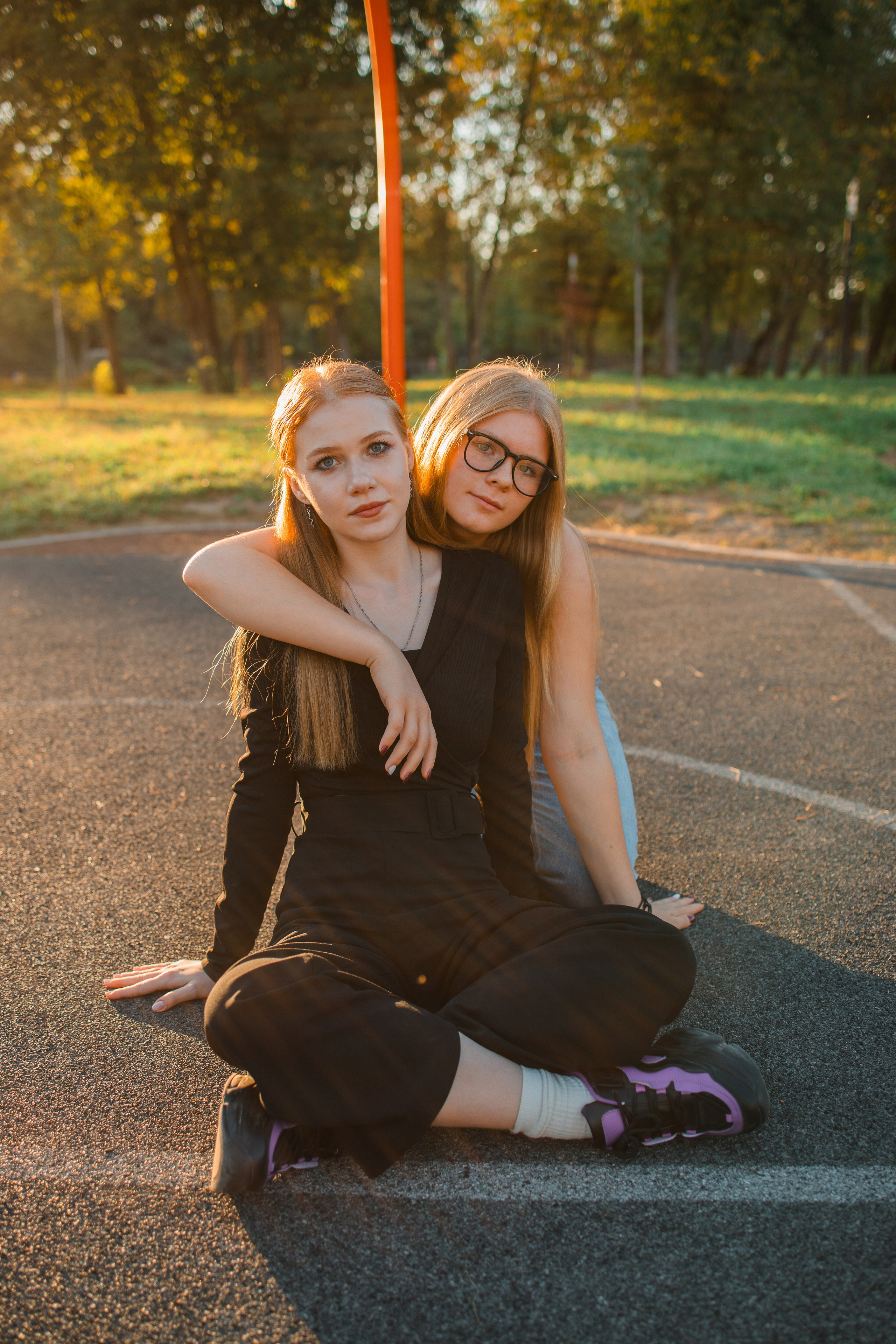 Прогулочная фотосессия на выпускной альбом с 11 классом в Серпухове. Выпускные альбомы в Серпухове