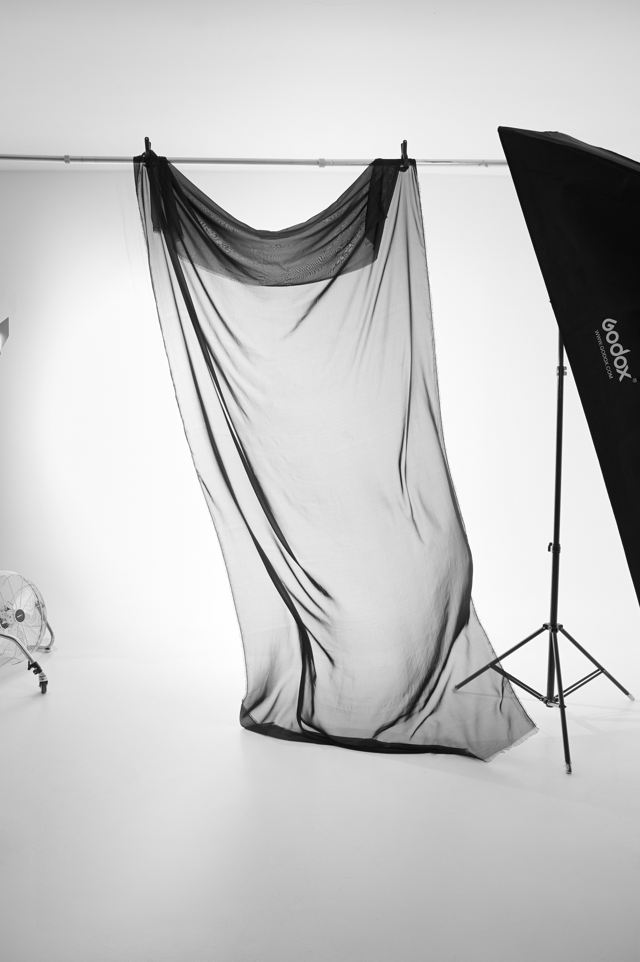 Тканевый фон шифон  1,5*3 м, Установка фона на стойках - 300 руб