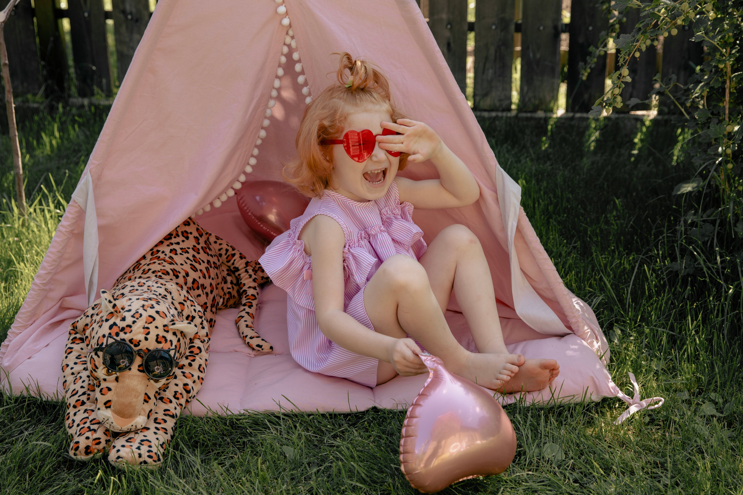 Летняя съемка девочки в саду, в бессейне, с шезлонгом, зонтиком и сахарной ватой. Фотограф новорожденных, детский фотограф  Москва.Семейная съемка Москва. Семенова Анна