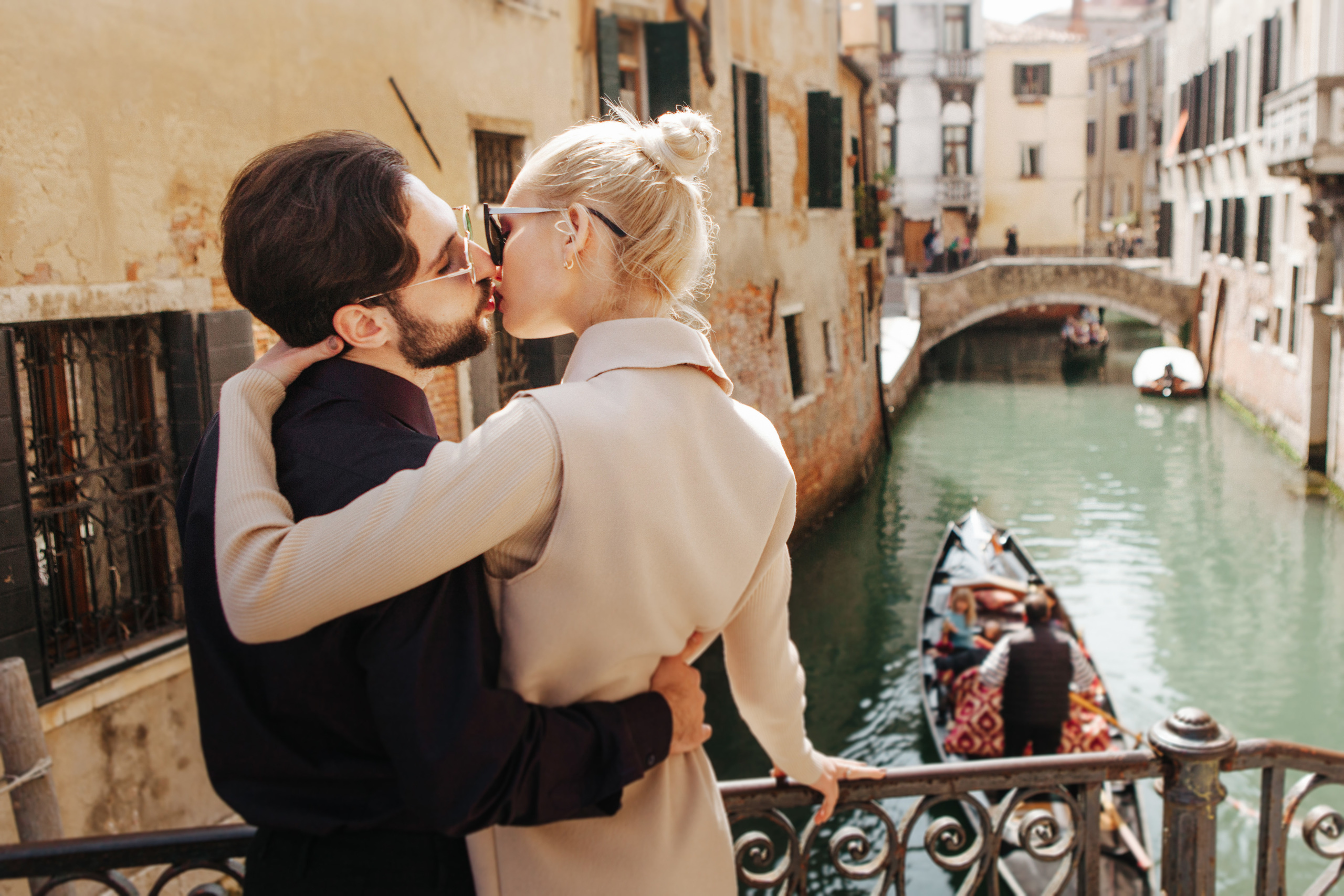 Denis + Arina / LOVE STORY / Venice. Photographer and videographer for wedding in Italy: Rome, Milan, Venic