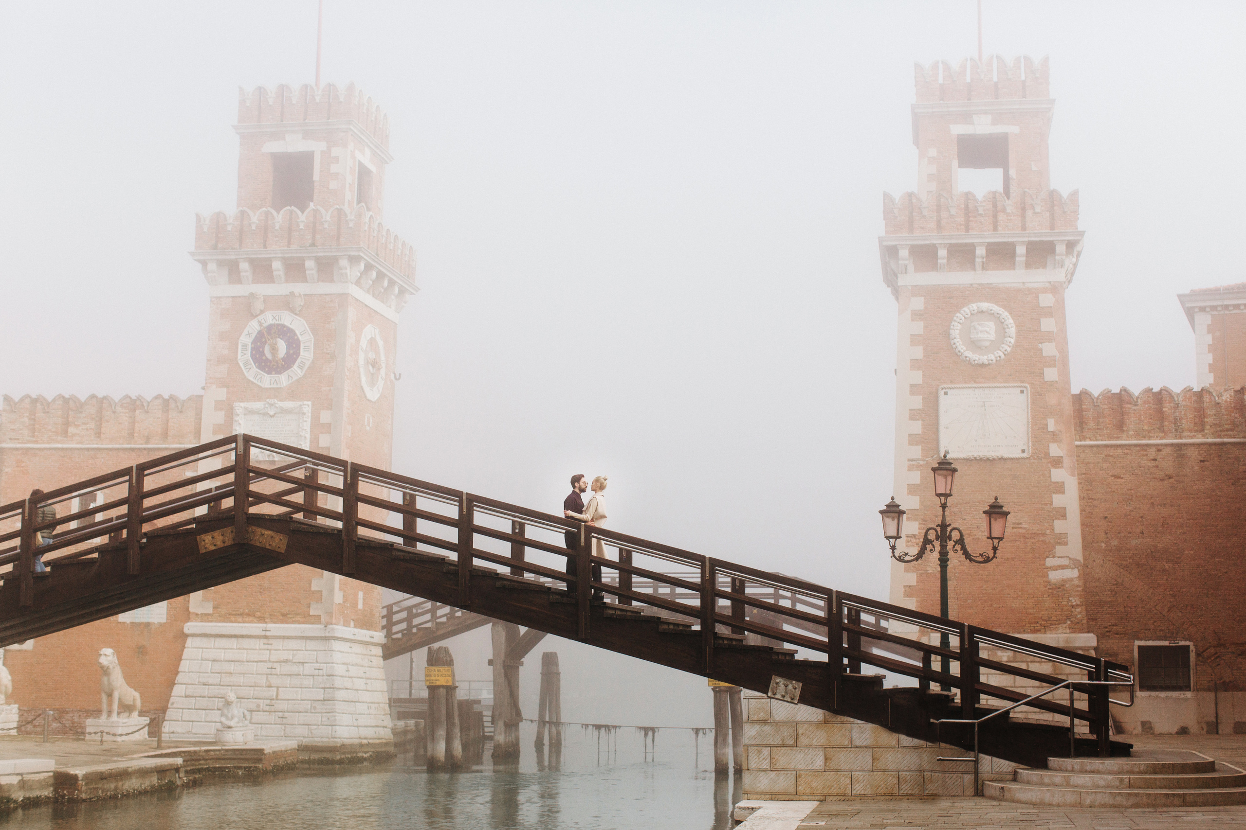 Denis + Arina / LOVE STORY / Venice. Photographer and videographer for wedding in Italy: Rome, Milan, Venic
