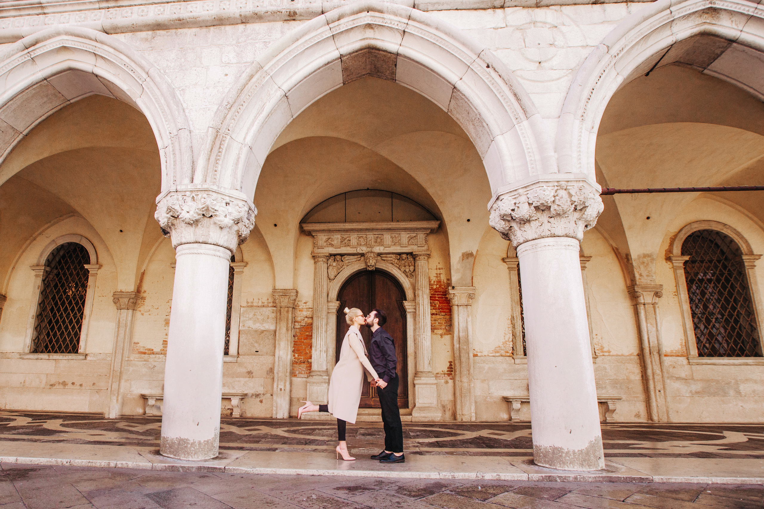 Denis + Arina / LOVE STORY / Venice. Photographer and videographer for wedding in Italy: Rome, Milan, Venic