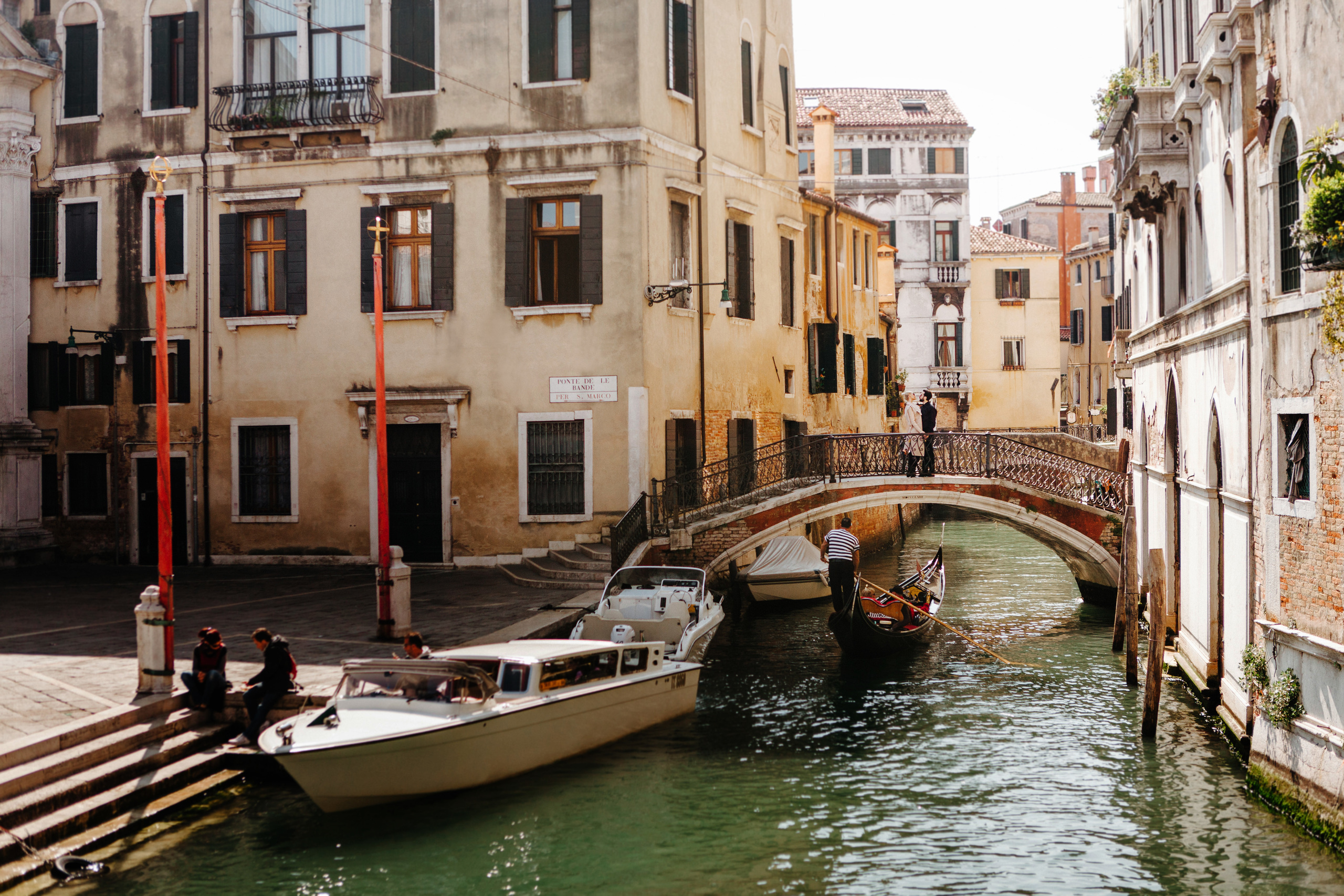 Denis + Arina / LOVE STORY / Venice. Photographer and videographer for wedding in Italy: Rome, Milan, Venic