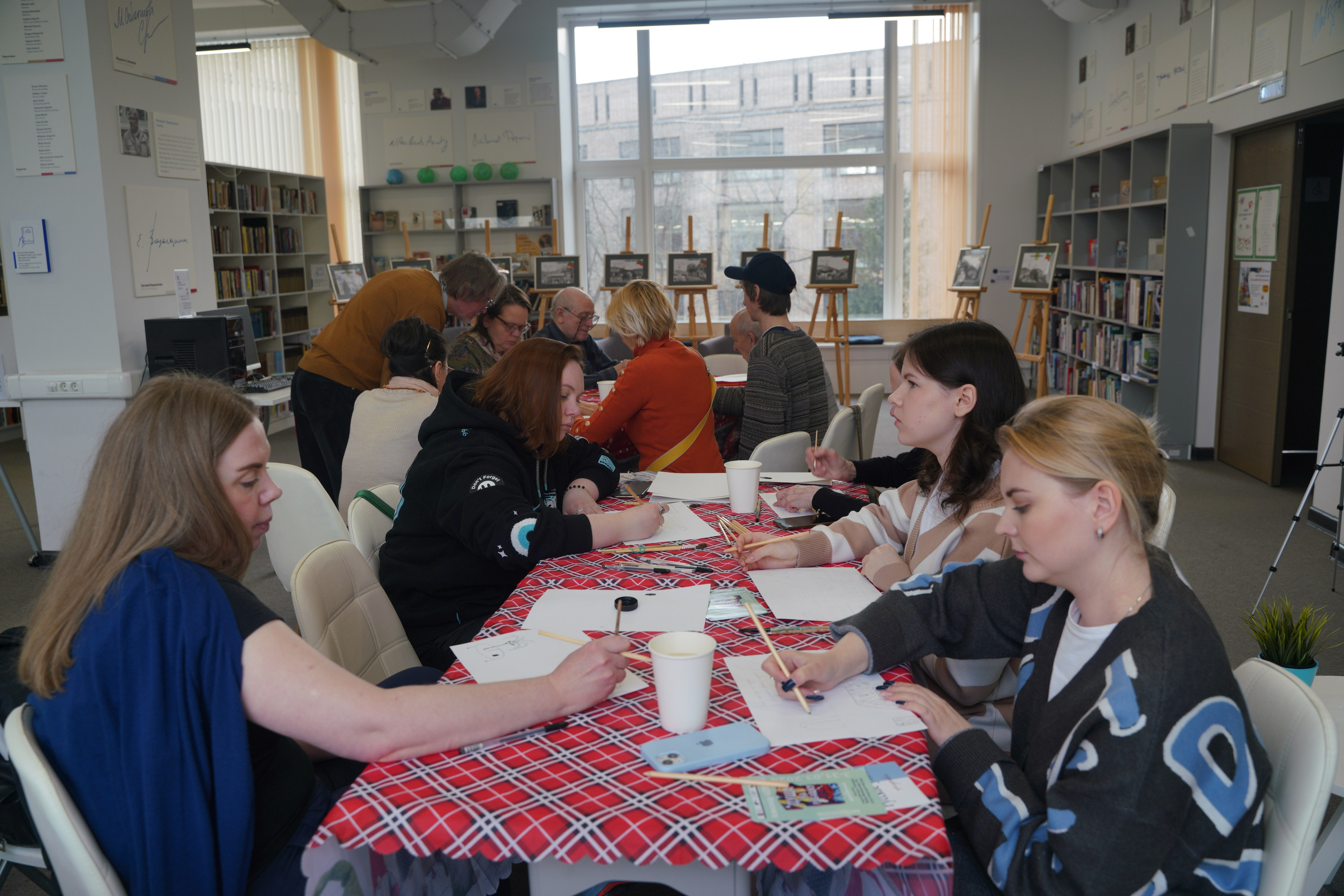 Съемка мастер-класса на открытии выставки Александра Белугина «Малка Верея» в Билиотеке иностранной литературы. Портретный и репортажный фотограф Наталья Горобец