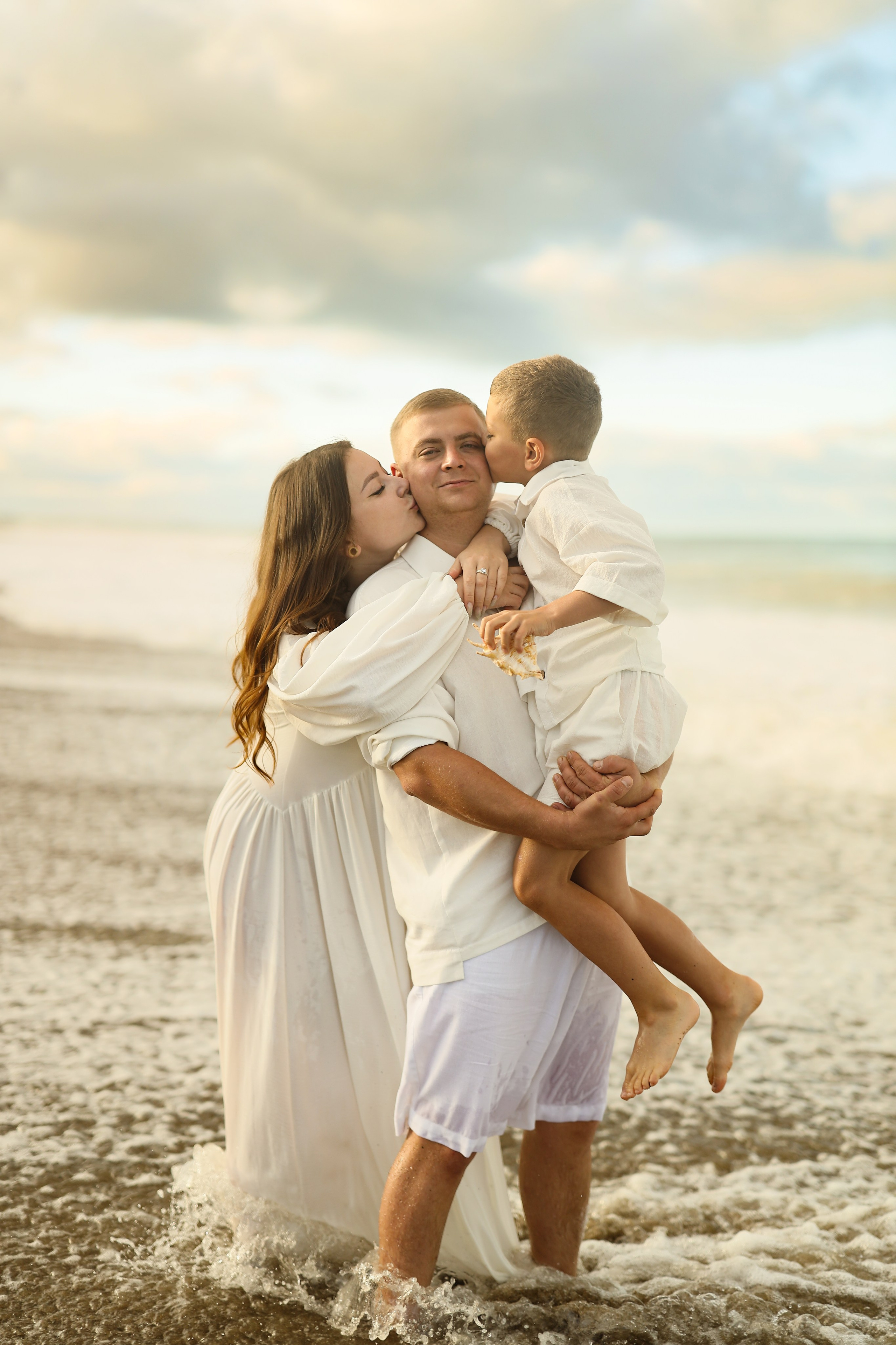 Семейная фотосессия на пляже в Сухуме. Свадебный и семейный фотограф в Абхазии Жанна Соснина