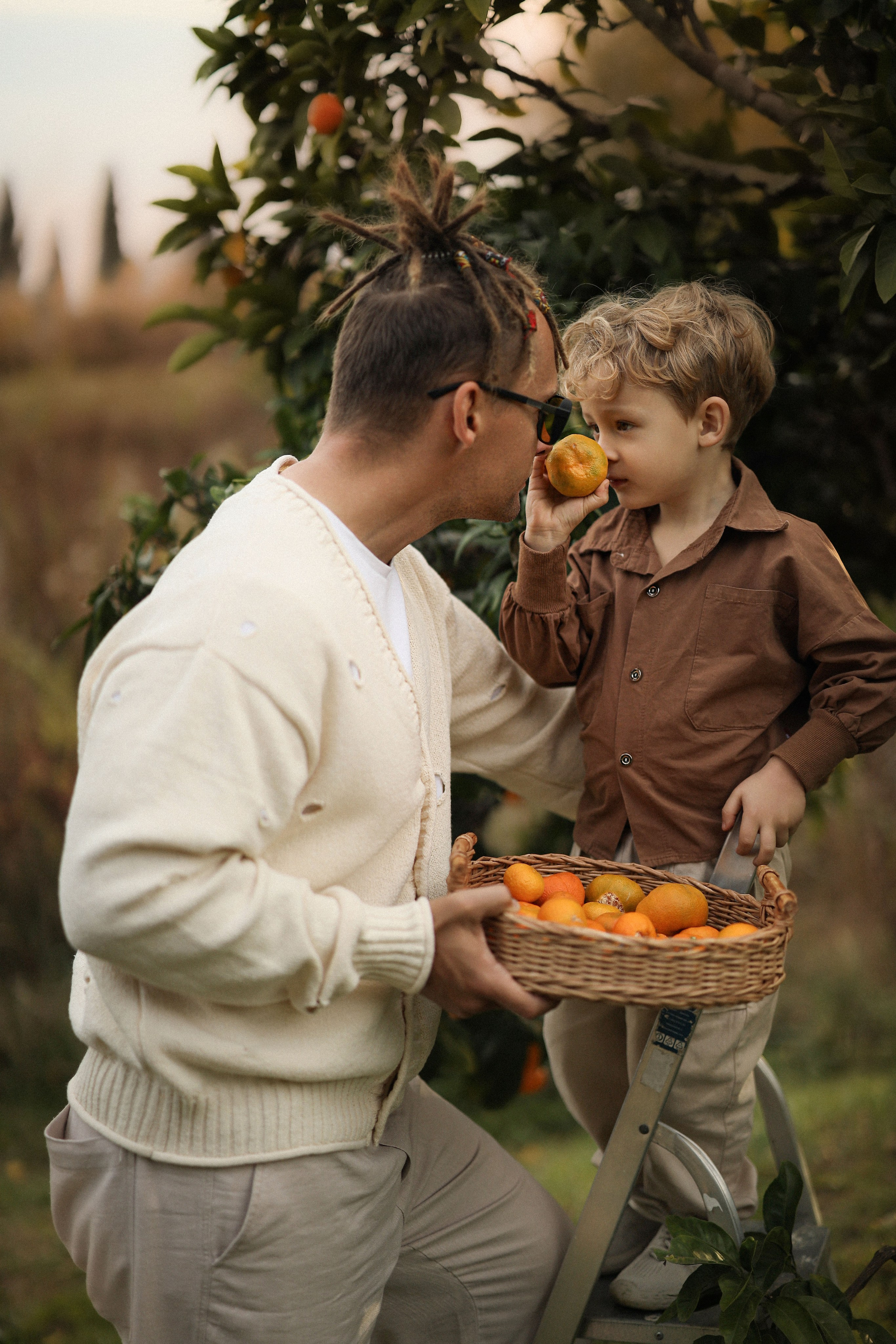 Семейная фотосессия в мандариновом саду Абхазии. Свадебный и семейный фотограф в Абхазии Жанна Соснина