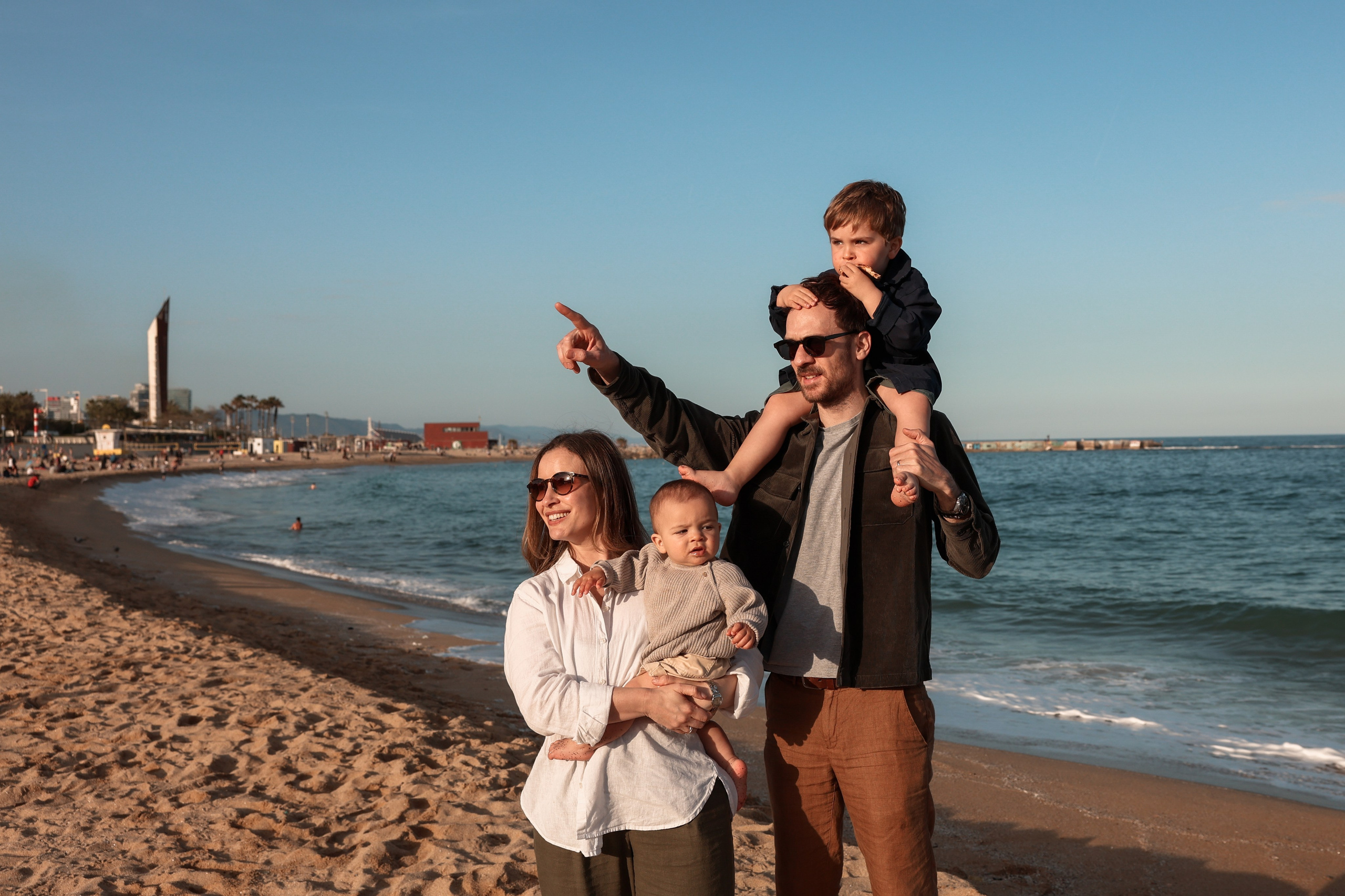 Family pizza at the sea. Natalia Zhuravleva|family, newborn, maternity photographer in Barcelona