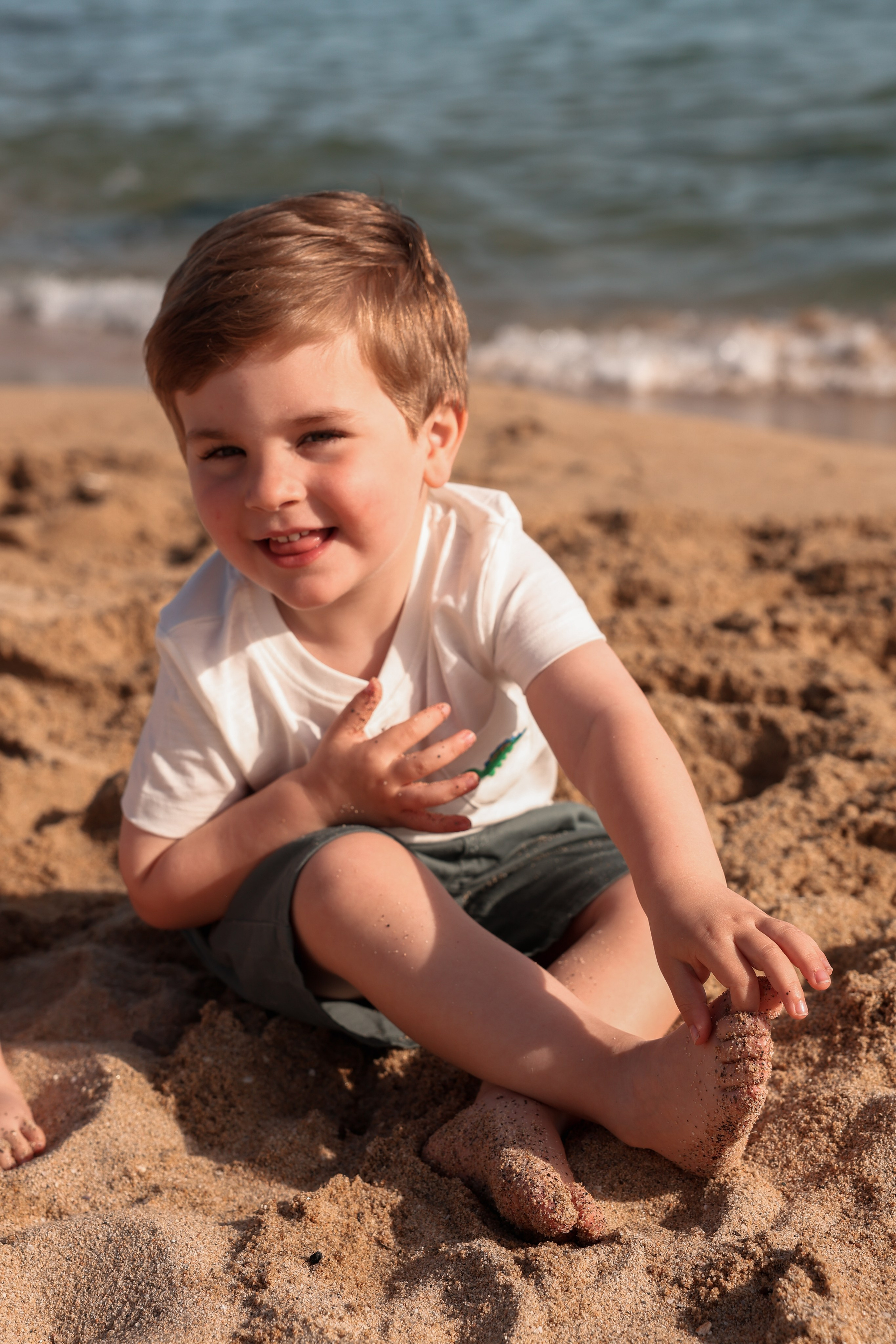 Family pizza at the sea. Natalia Zhuravleva|family, newborn, maternity photographer in Barcelona