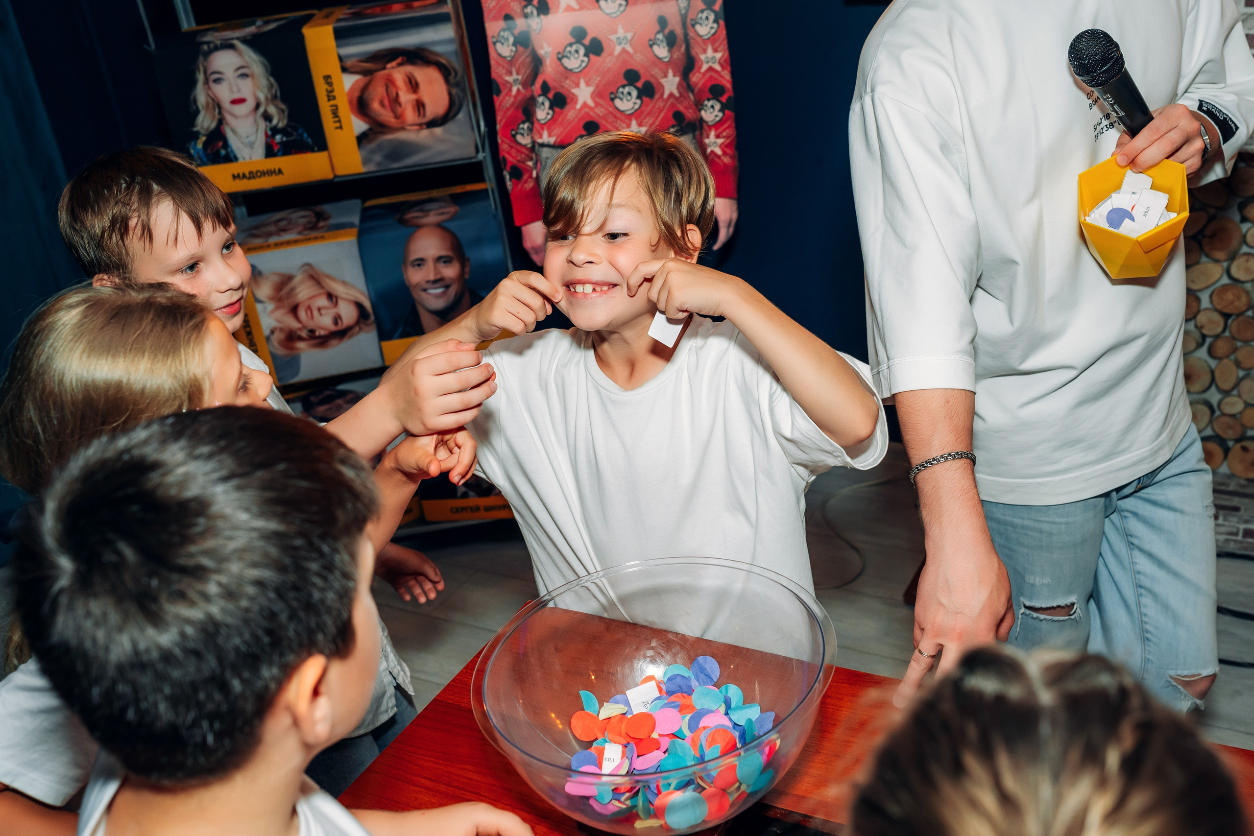 Девочка кусает свой торт на день рождения в Неопарке в Воронеже.