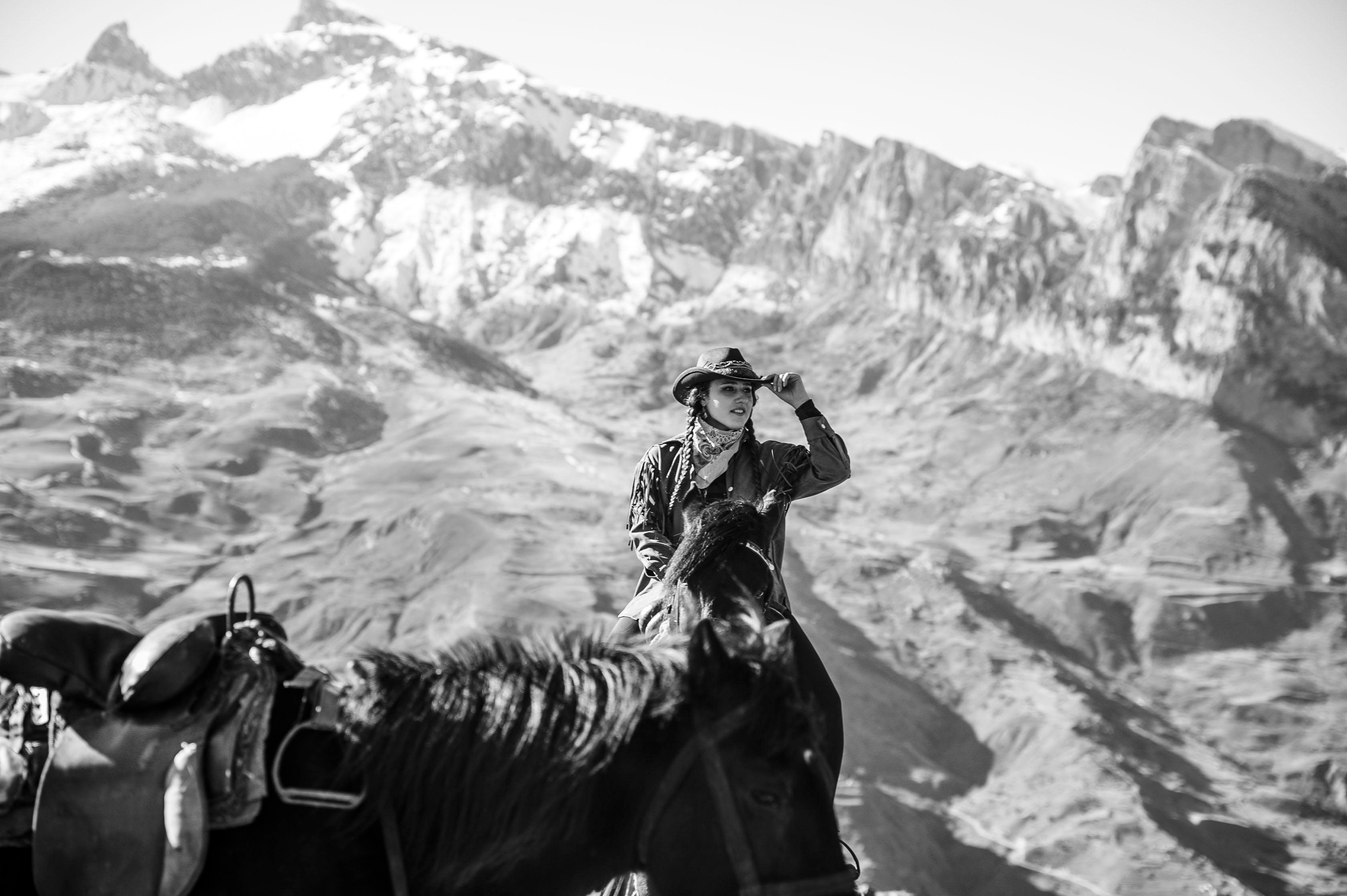 фотосессия с лошадью, фотосессия, лошадь, фотосессия в горах, фото с конем, фотография с лошадью, фотосессия, горы, Кавказ, фотосессия в песках, фотограф Осколкова Ульяна