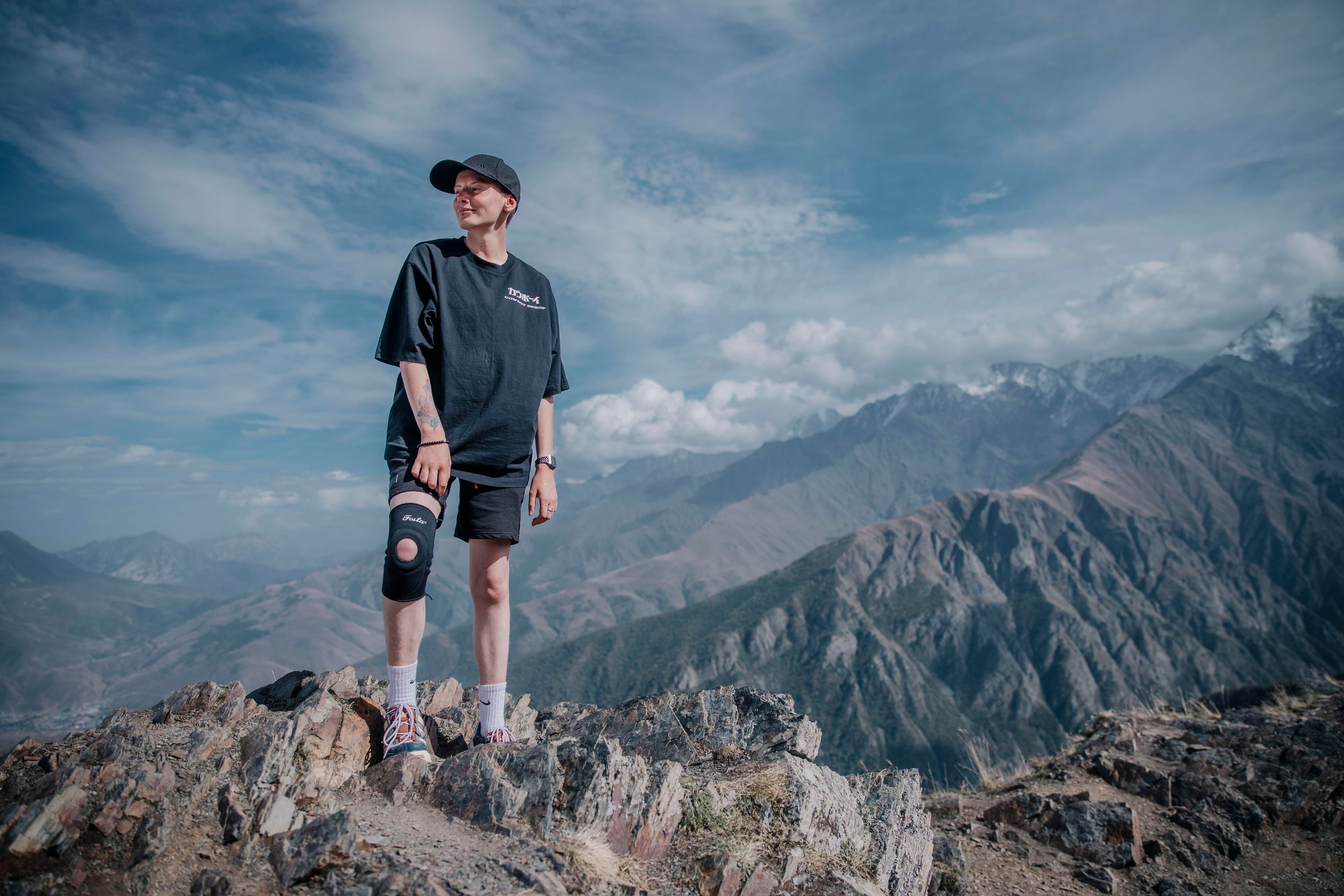 фотосессия в горах, фотосессия в Осетии, Северная Осетия, фотосессия летом, солнечная погода в горах, лавочка счастья