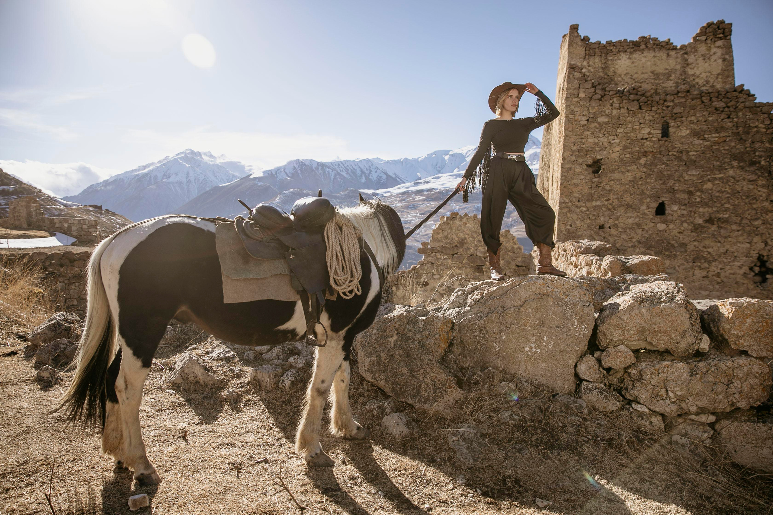фотосессия с лошадью, фотосессия, лошадь, фотосессия в горах, фото с конем, фотография с лошадью, фотосессия, горы, Кавказ, фотосессия в песках, фотограф Осколкова Ульяна