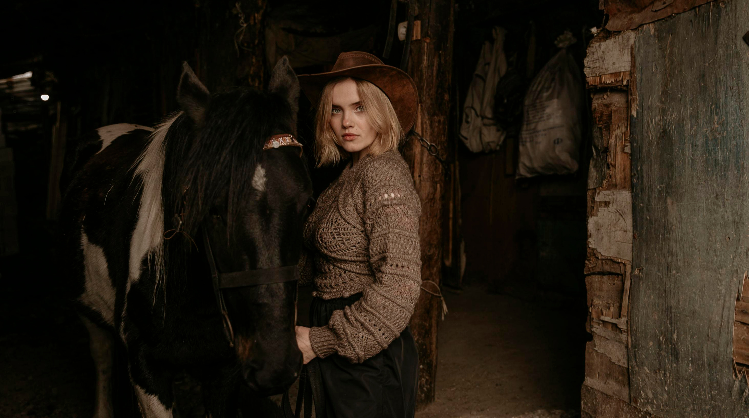 фотосессия с лошадью, фотосессия, лошадь, фотосессия в горах, фото с конем, фотография с лошадью, фотосессия, горы, Кавказ, фотосессия в песках, фотограф Осколкова Ульяна