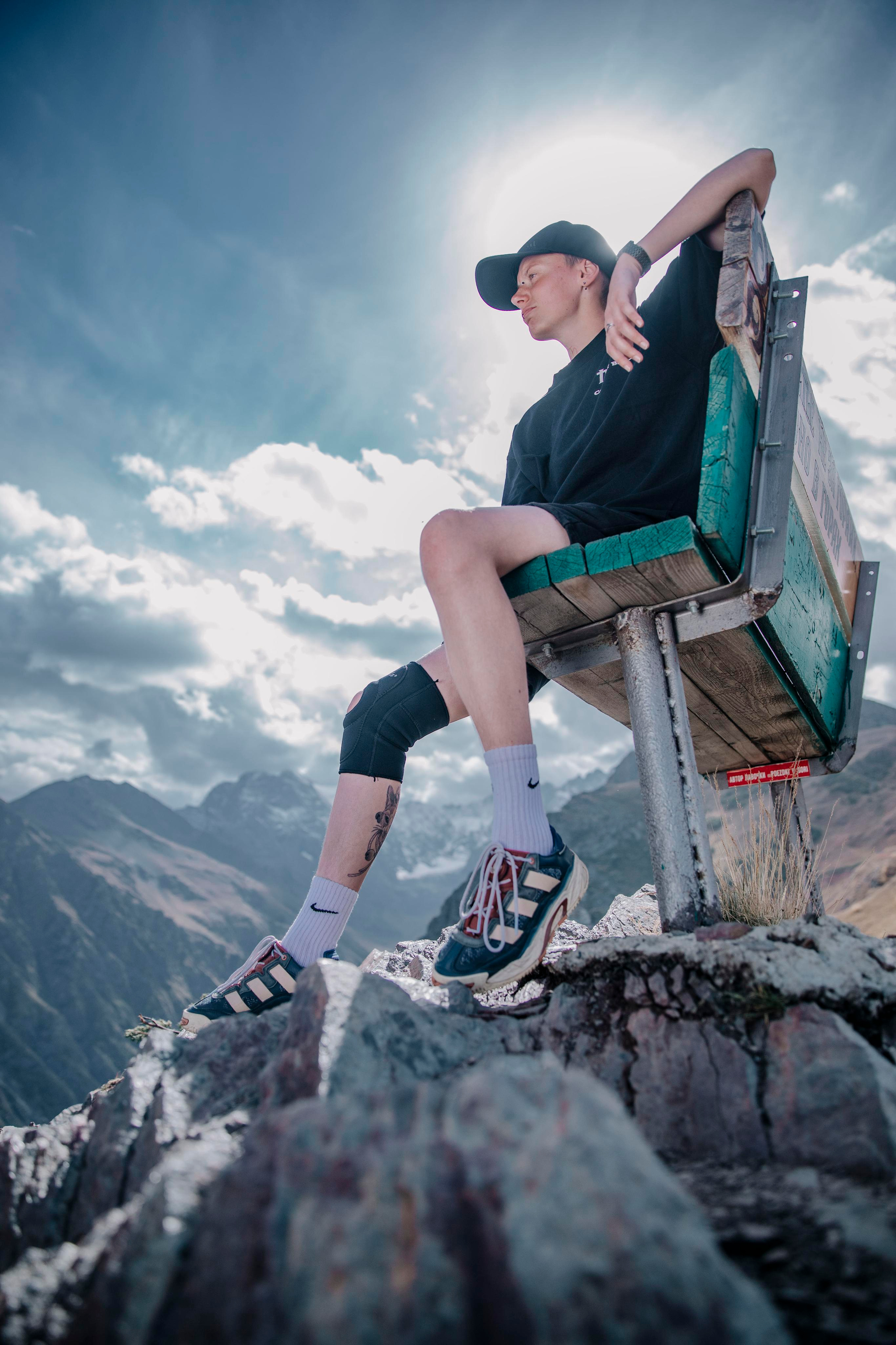 фотосессия в горах, фотосессия в Осетии, Северная Осетия, фотосессия летом, солнечная погода в горах, лавочка счастья