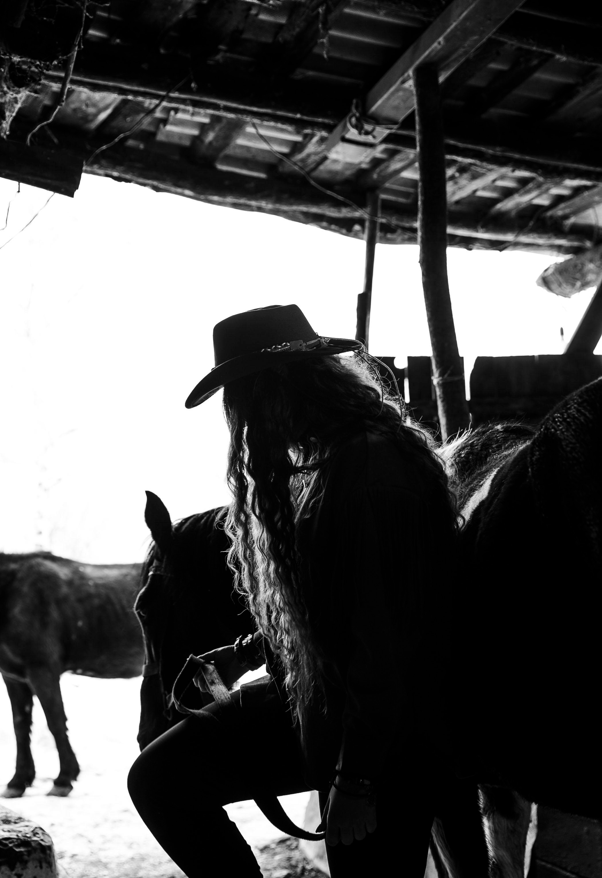 фотосессия с лошадью, фотосессия, лошадь, фотосессия в горах, фото с конем, фотография с лошадью, фотосессия, горы, Кавказ, фотосессия в песках, фотограф Осколкова Ульяна