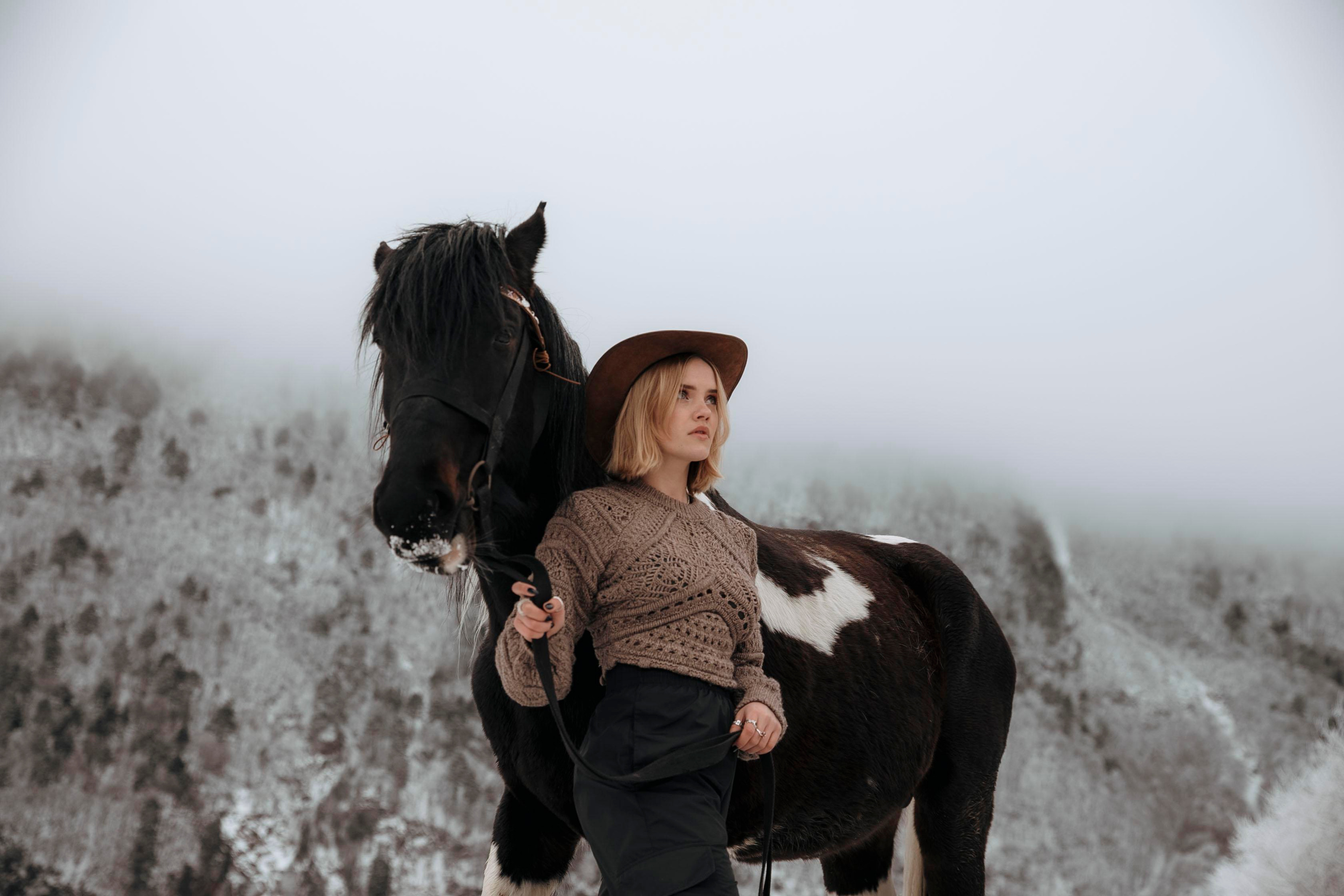 фотосессия с лошадью, фотосессия, лошадь, фотосессия в горах, фото с конем, фотография с лошадью, фотосессия, горы, Кавказ, фотосессия в песках, фотограф Осколкова Ульяна