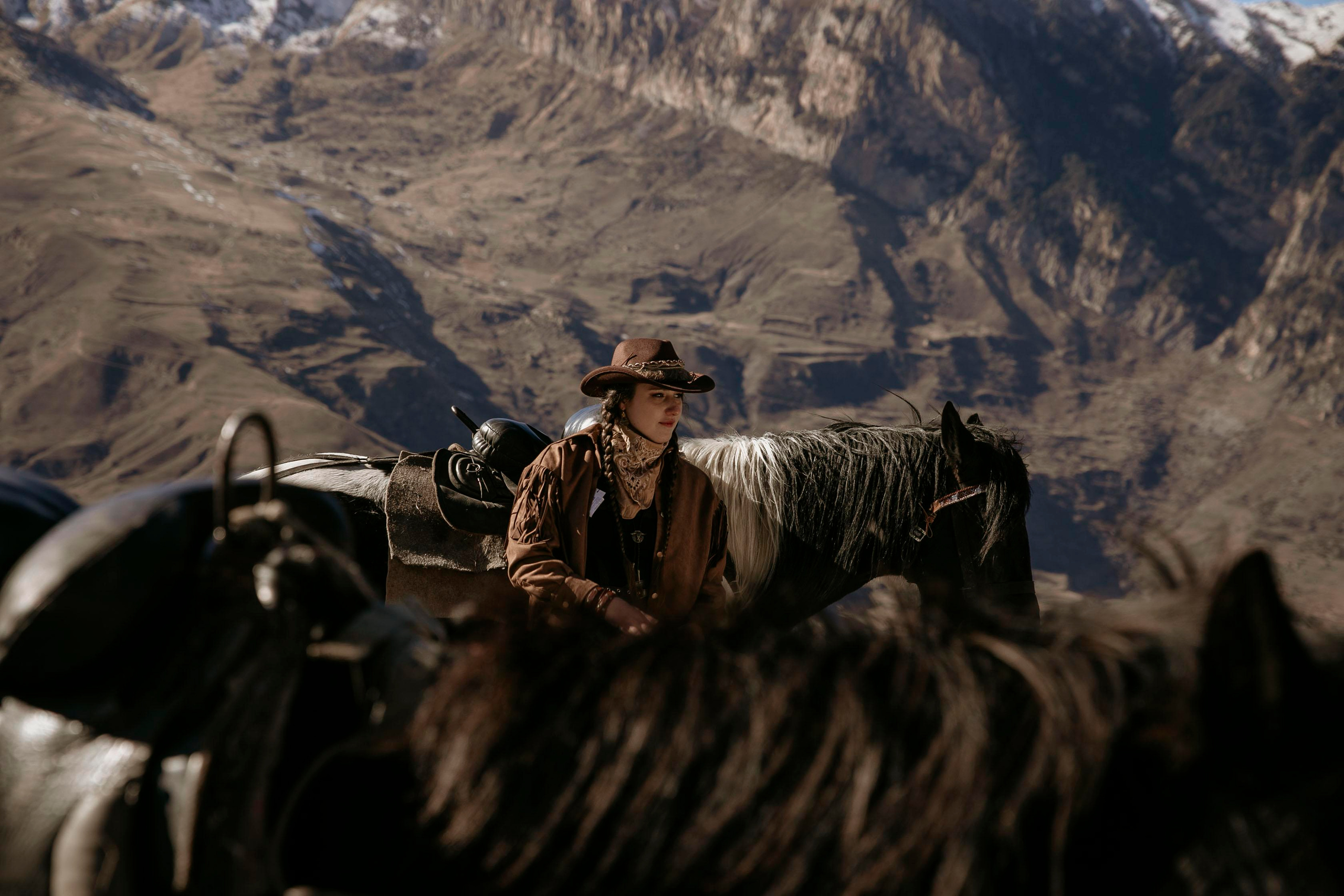 фотосессия с лошадью, фотосессия, лошадь, фотосессия в горах, фото с конем, фотография с лошадью, фотосессия, горы, Кавказ, фотосессия в песках, фотограф Осколкова Ульяна