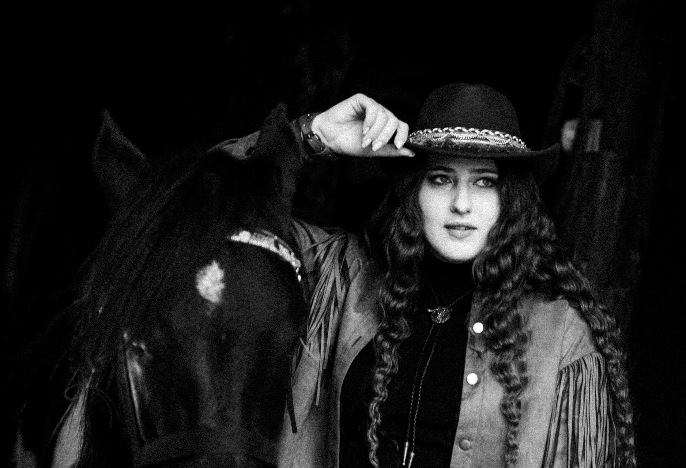 фотосессия с лошадью, фотосессия, лошадь, фотосессия в горах, фото с конем, фотография с лошадью, фотосессия, горы, Кавказ, фотосессия в песках, фотограф Осколкова Ульяна