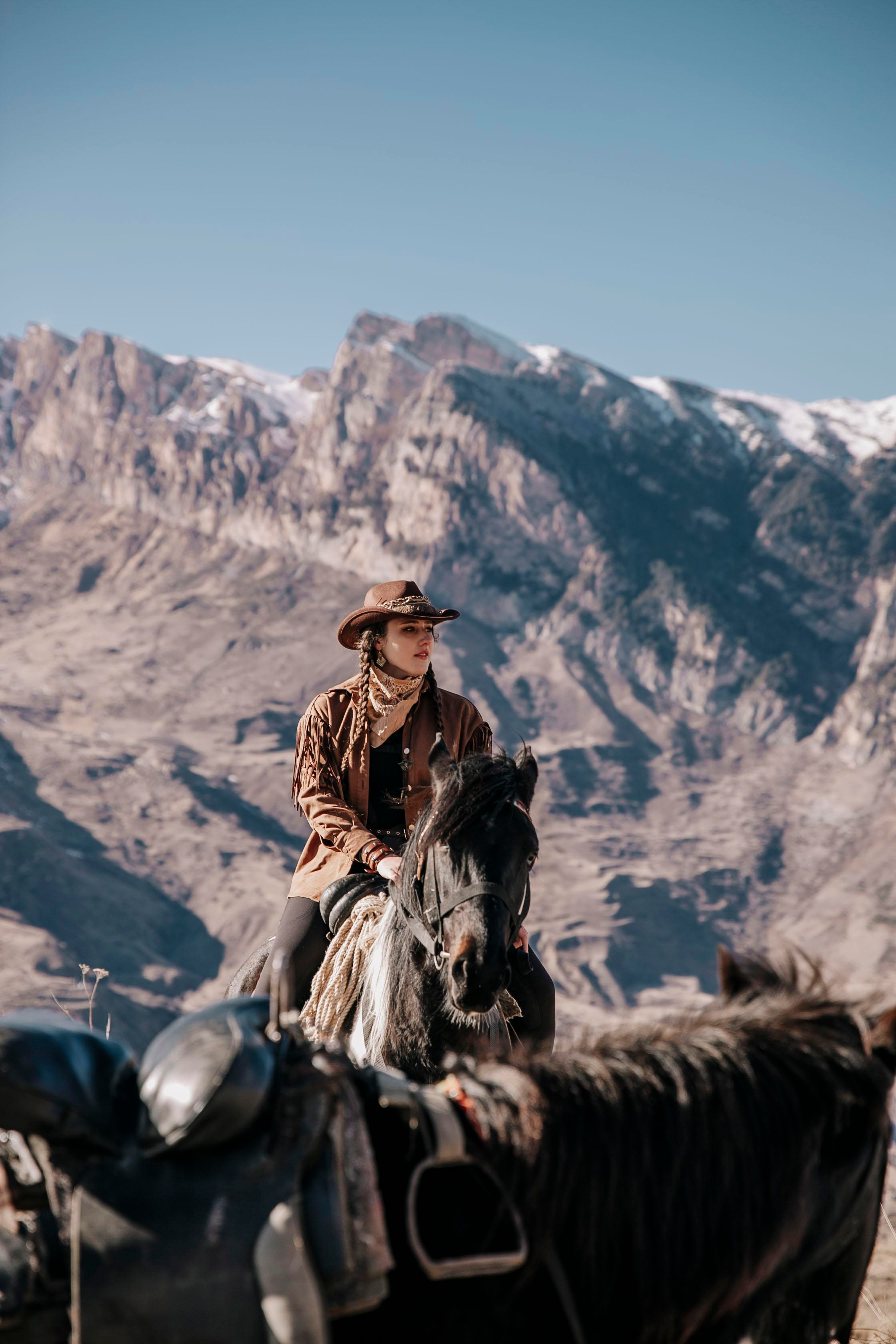 фотосессия с лошадью, фотосессия, лошадь, фотосессия в горах, фото с конем, фотография с лошадью, фотосессия, горы, Кавказ, фотосессия в песках, фотограф Осколкова Ульяна