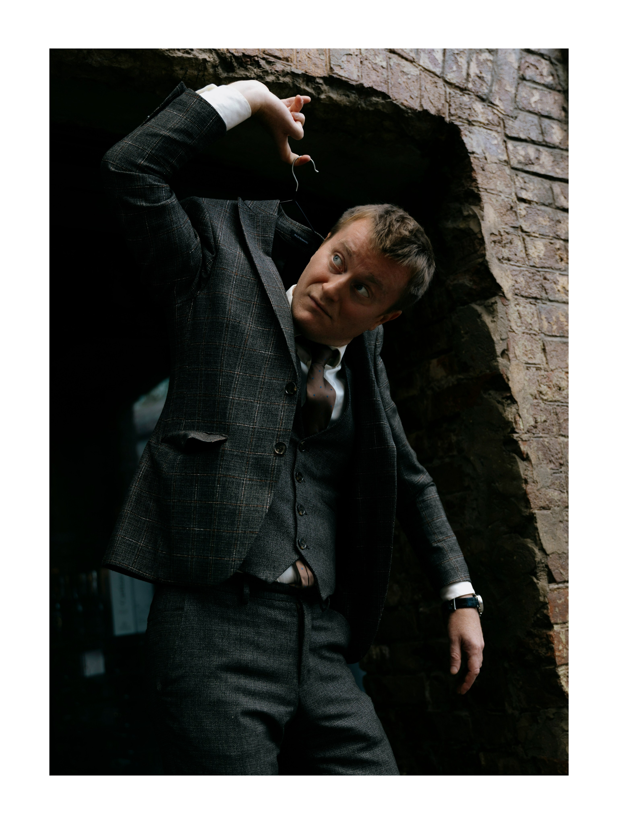 костюм на вешалке