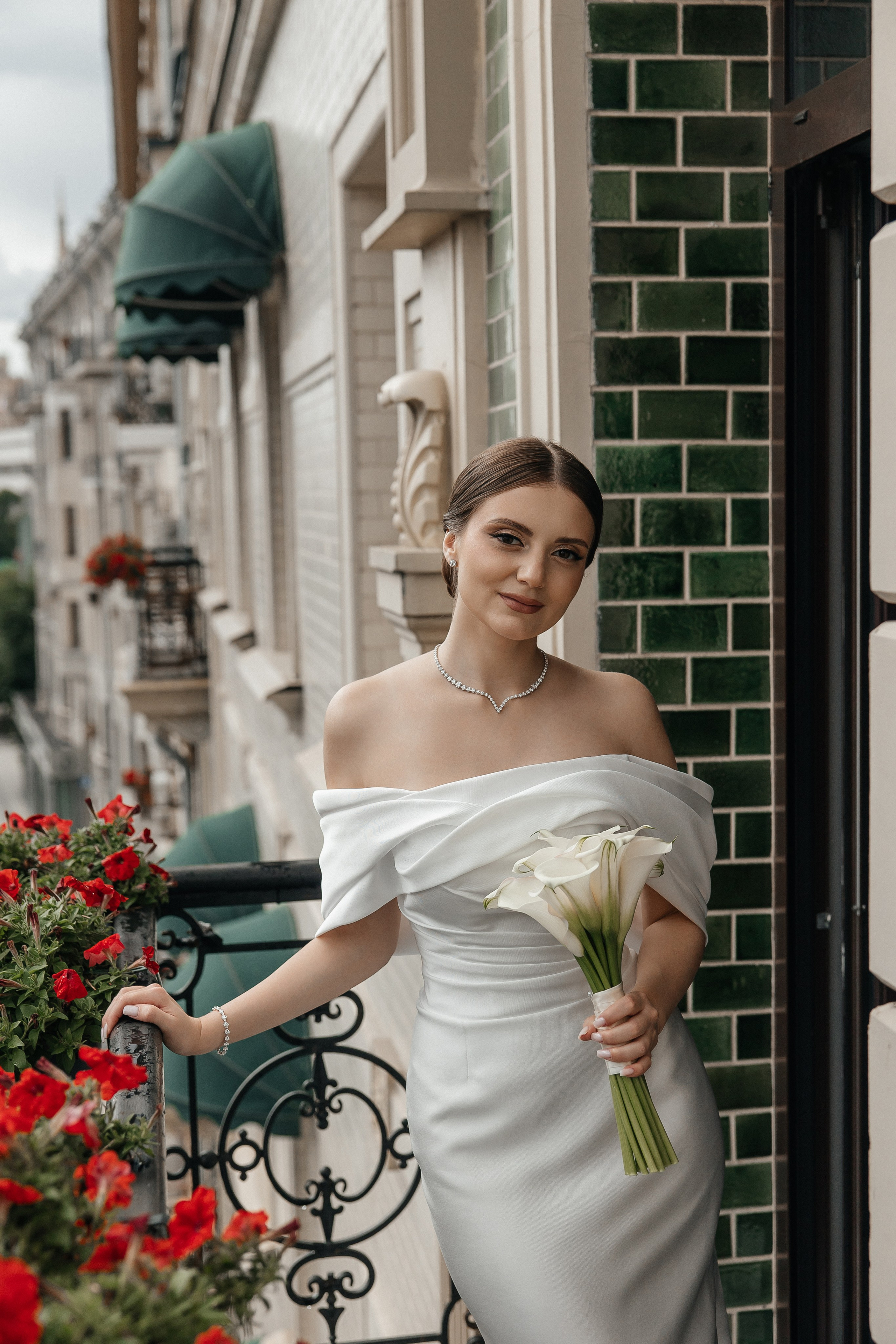 свадебная фотосессия на балконе в отеле Hartwell Хартвел в Москве