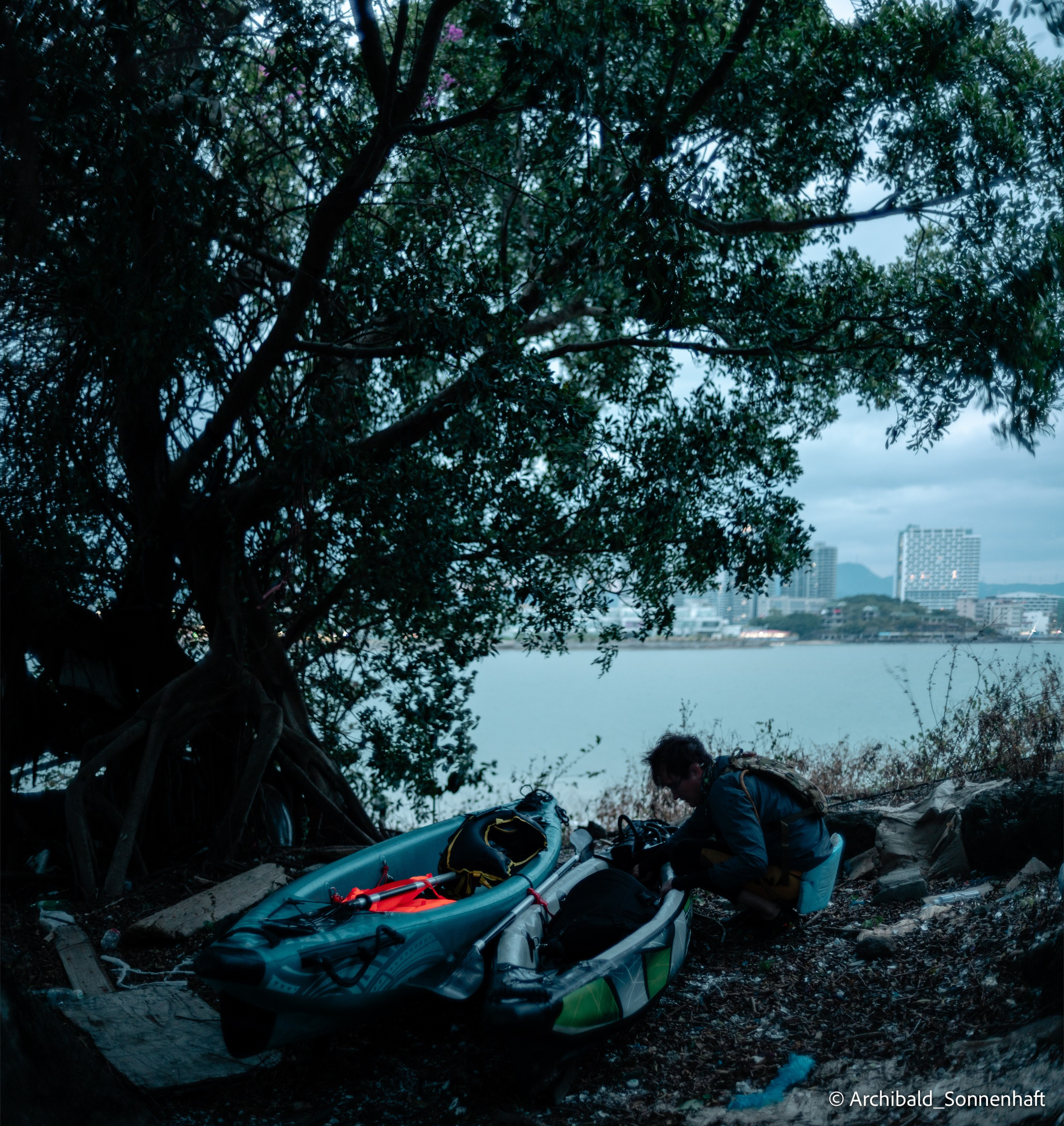 Kayaking in Huizhou, China. Photographer in Guangzhou, China. Archibald Sonnenhaft
