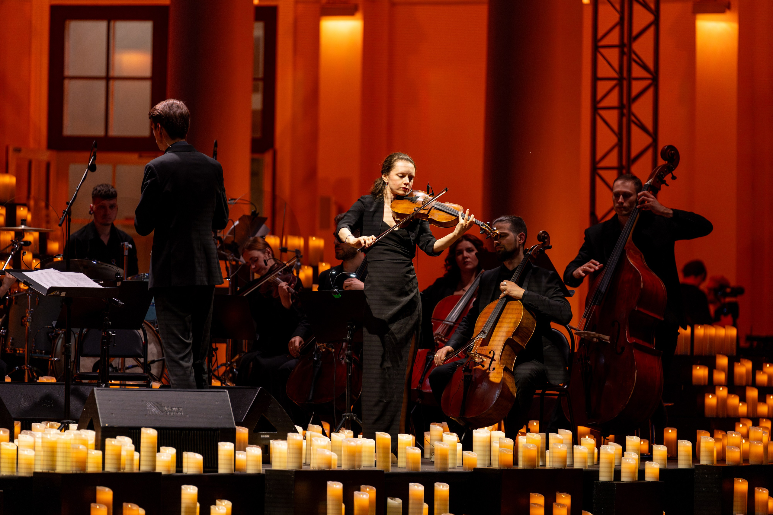 Симфонический оркестр Lumisfera при свечах. Фотограф Никита Комаров