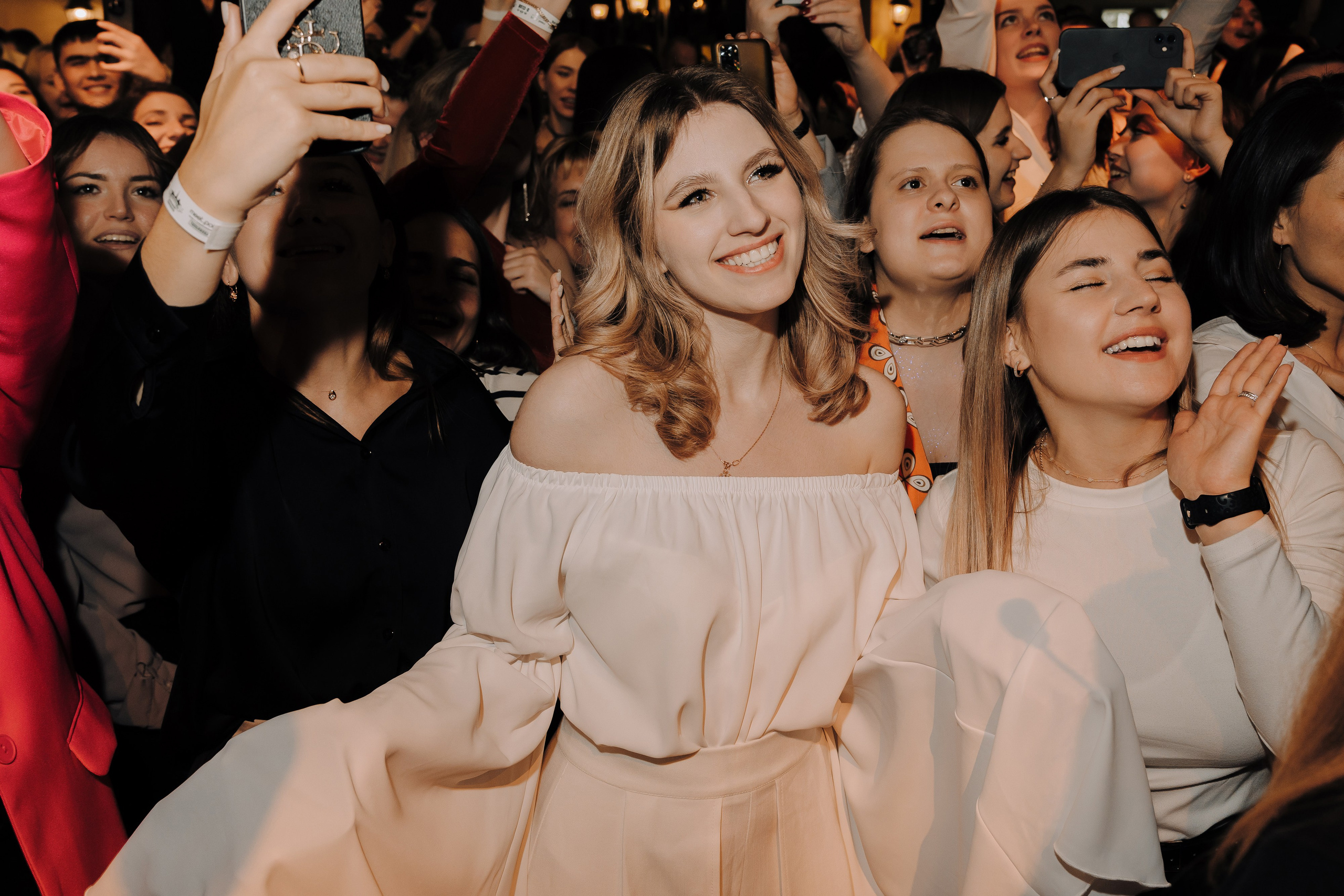 20 ЛЕТ МЕГАПОЛИС ЧЕЛЯБИНСК ХЕДЛАЙНЕР ЕЛКА. Репортажный фотограф Зуев Роман г. Челябинск