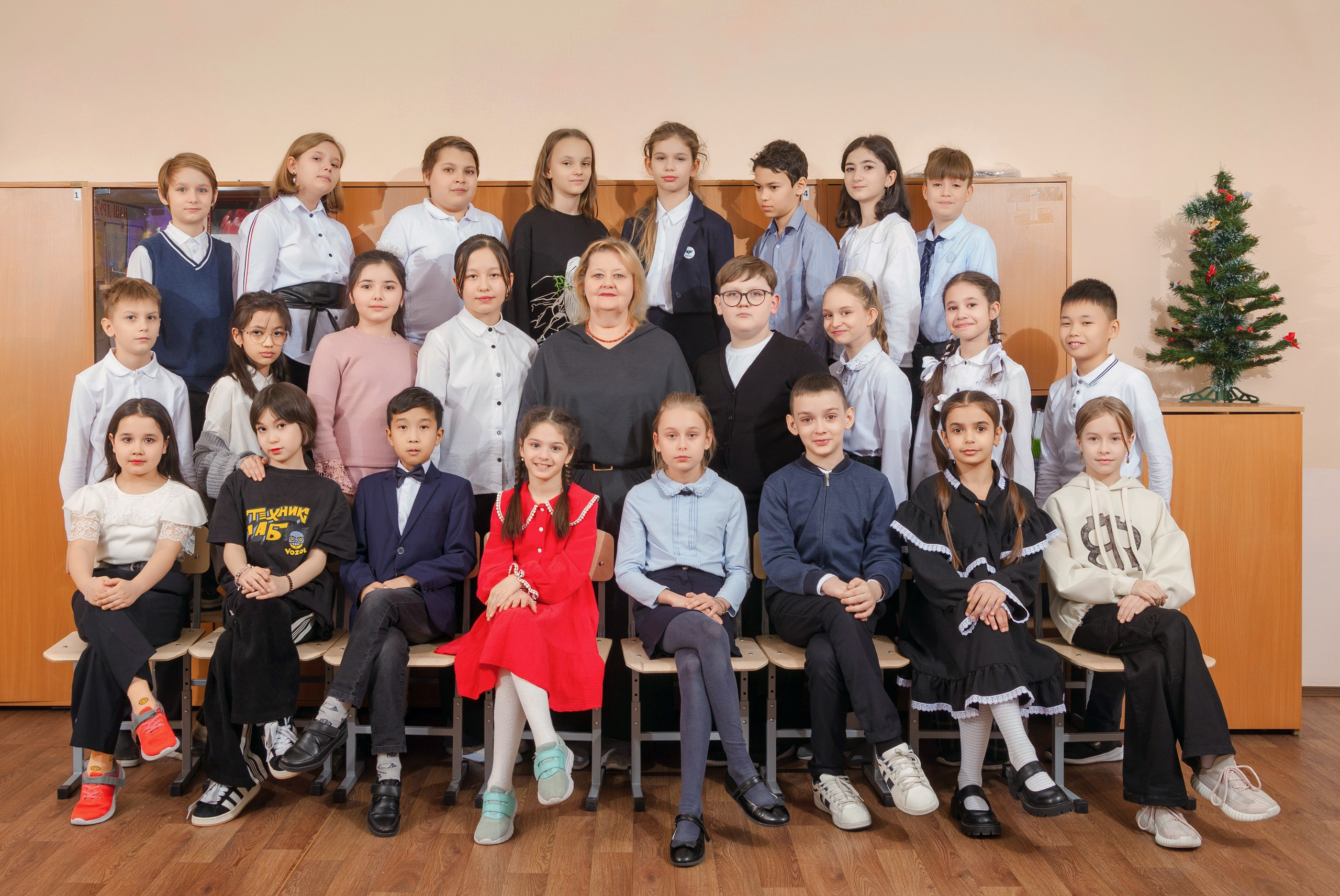 Общая фотография 4 класса снятая  в классном кабинете школы