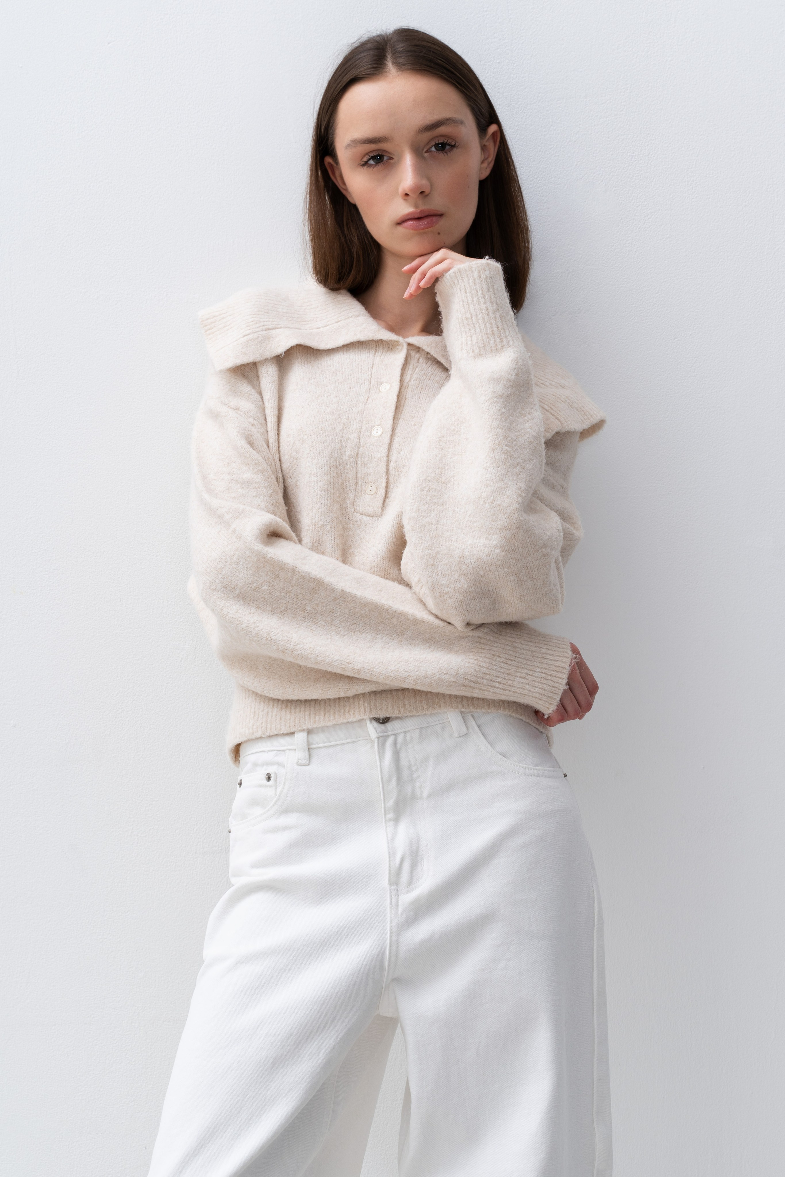 Лукбук у белой стены. Главная