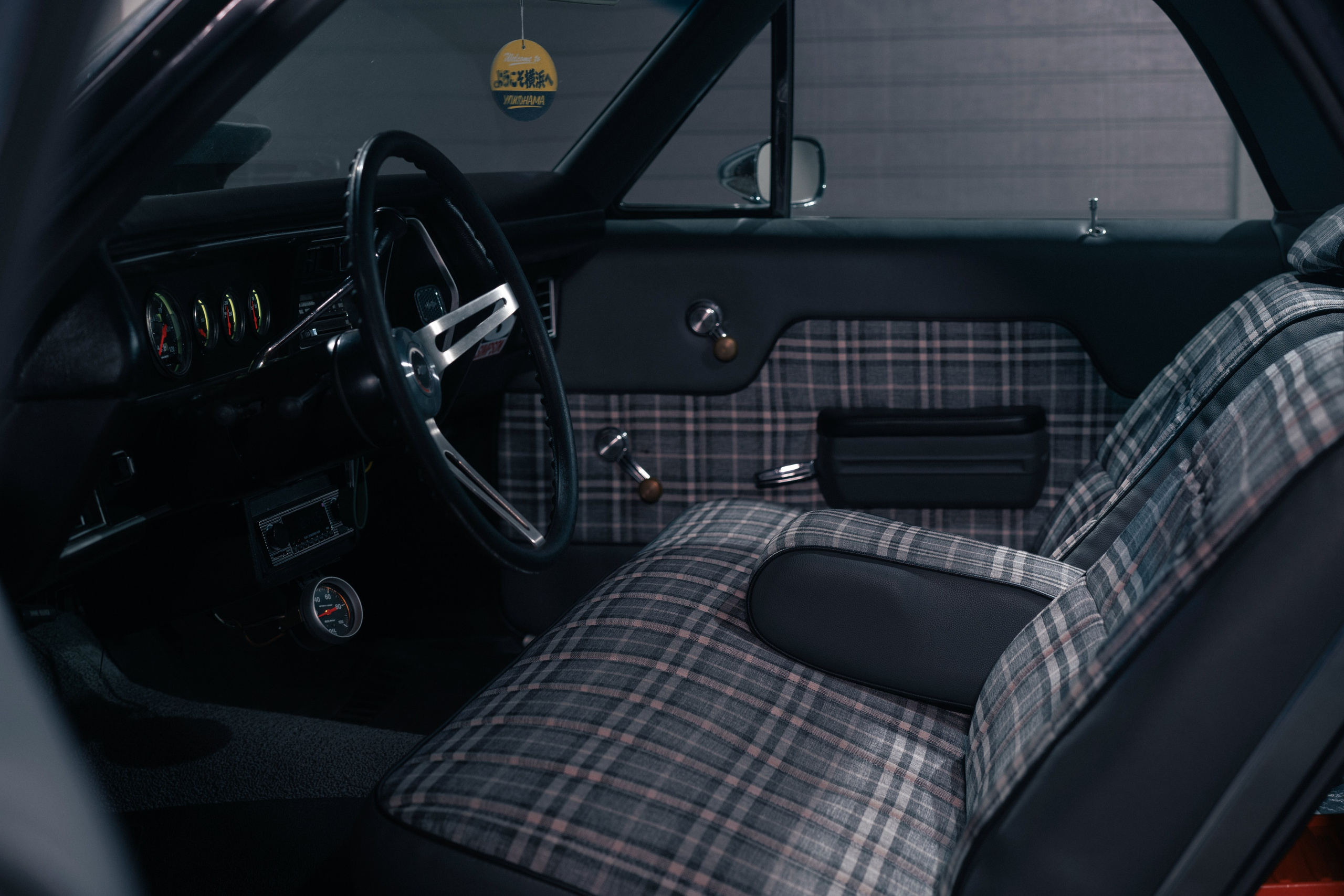 цельное сиденье в салоне автомобиля 