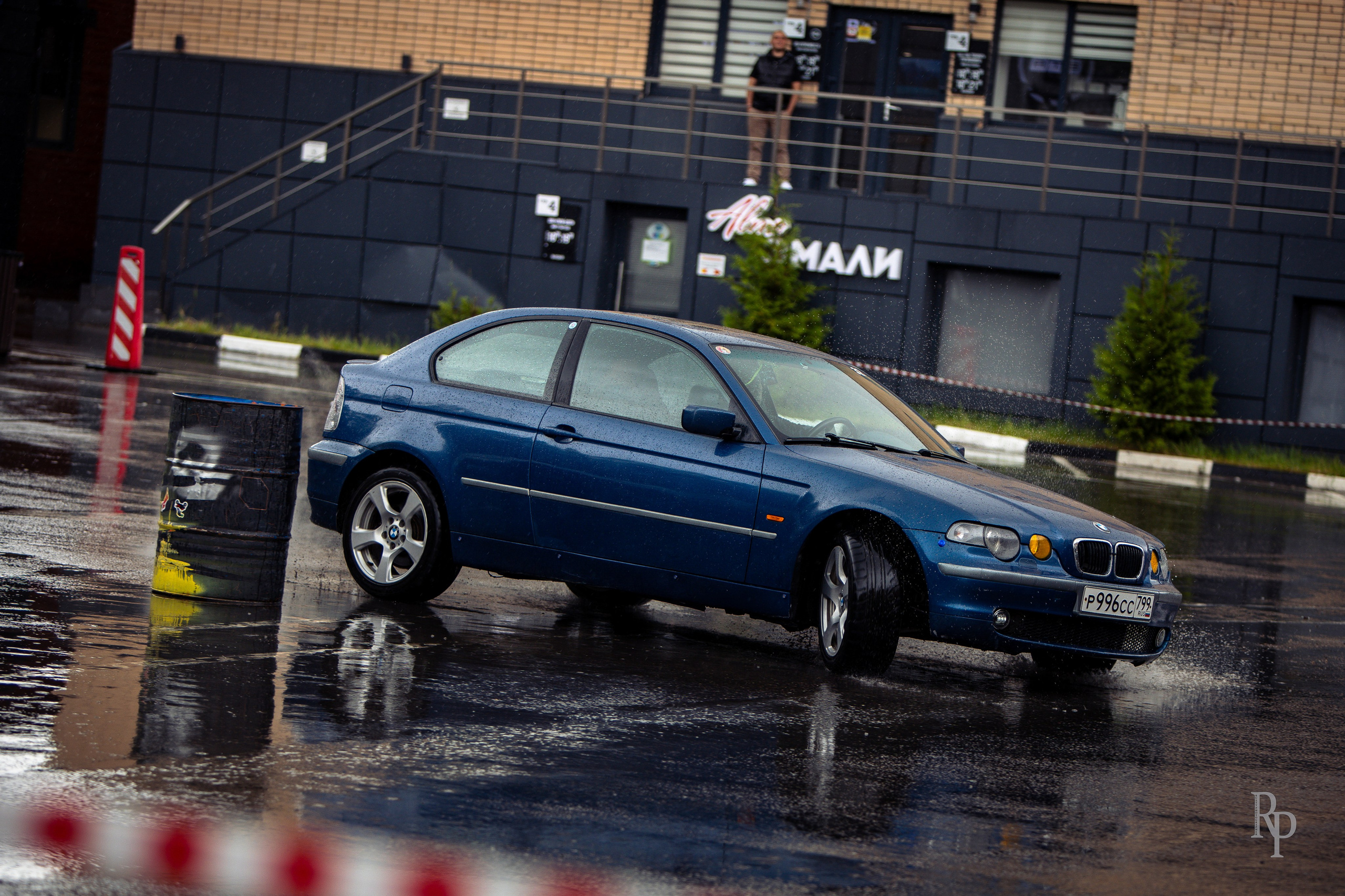 SHOWDOWN. Rusty Photographer