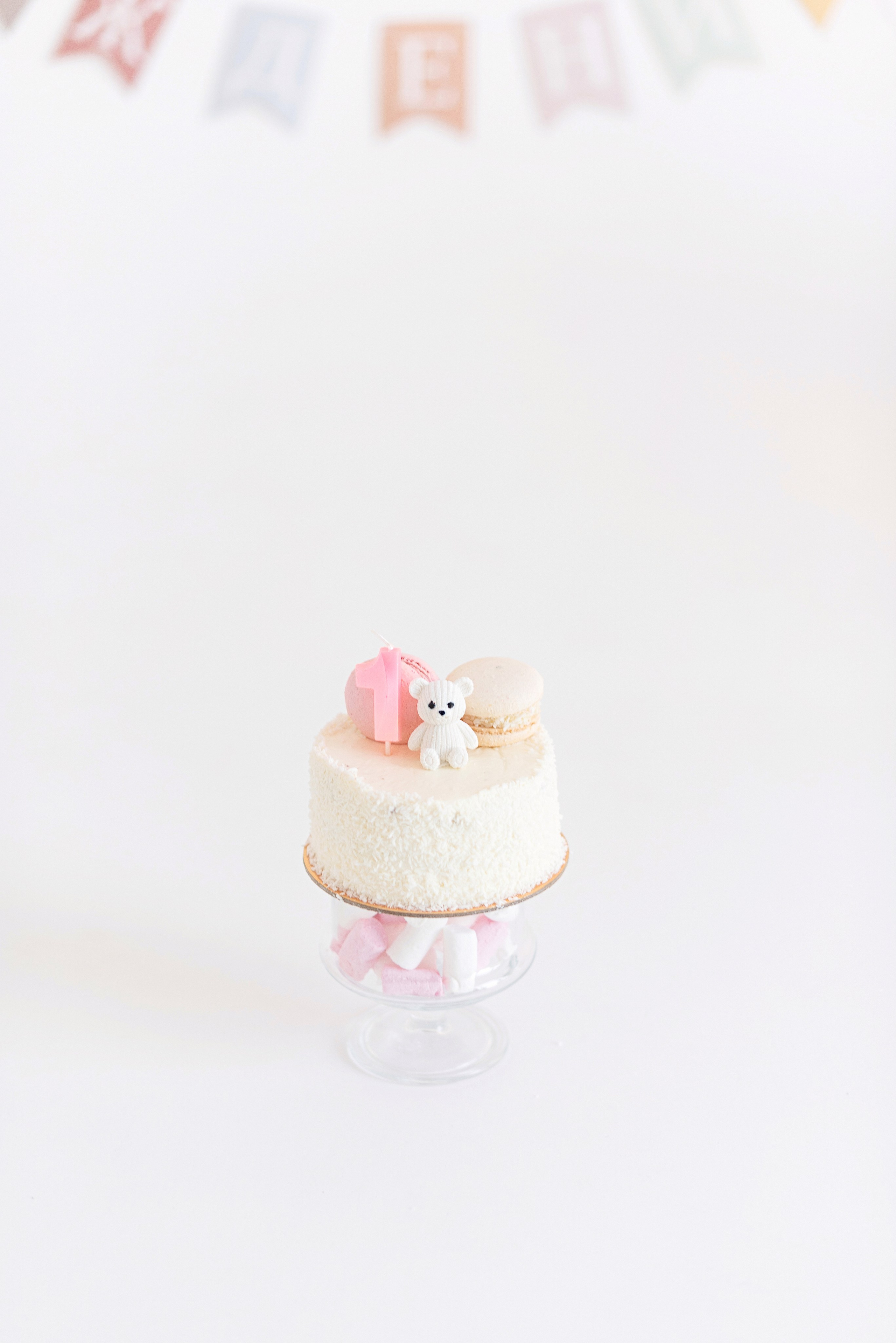 Фотосессия дня рождения ребенка в фотостудии, торт, воздушные шары, мыльные пузыри, профессиональные детские фотографии в Сургуте и Нефтеюганске.